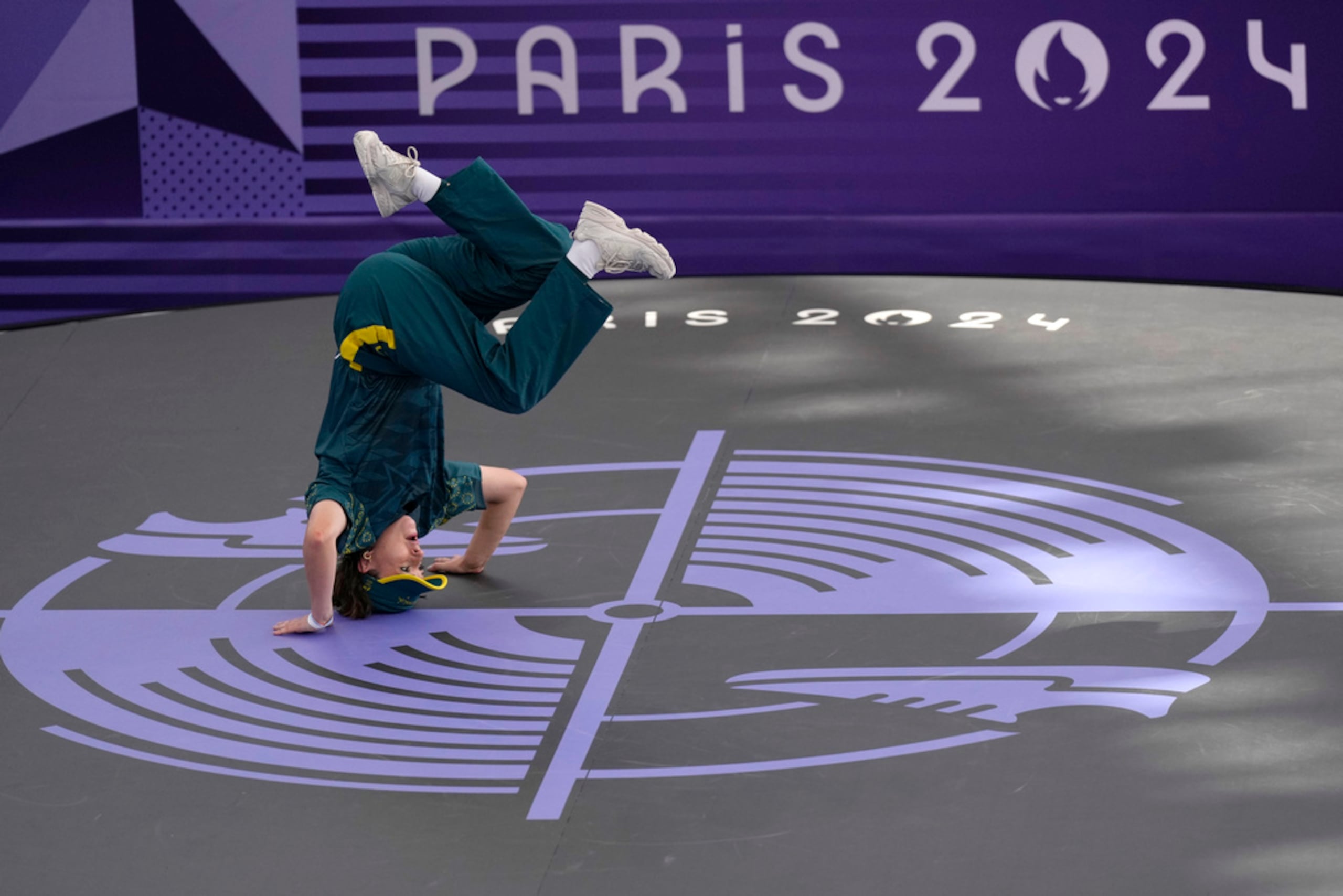 Rachael Gunn de Australia, conocida como B-Girl Raygun, compite durante la Batalla Round Robin en la competencia de breaking en el Parque Urbano de La Concorde en los Juegos Olímpicos de Verano 2024, el 9 de agosto de 2024, en París, Francia.