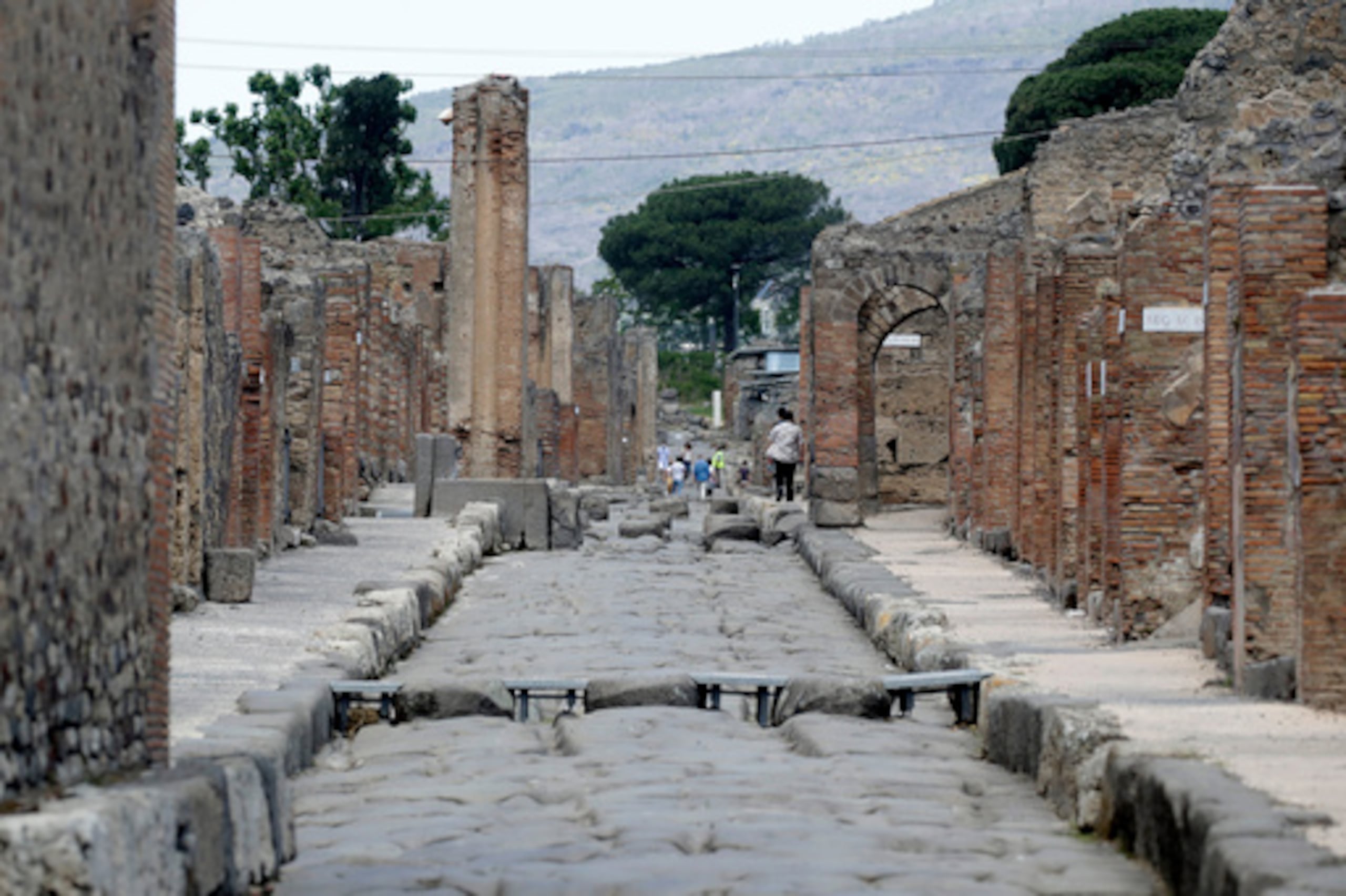 ARCHIVO -Personas visitan el yacimiento arqueológico de Pompeya, cerca de Nápoles, sur de Italia,martes 26 de mayo de 2020. (AP Photo/Alessandra Tarantino, Archivo)