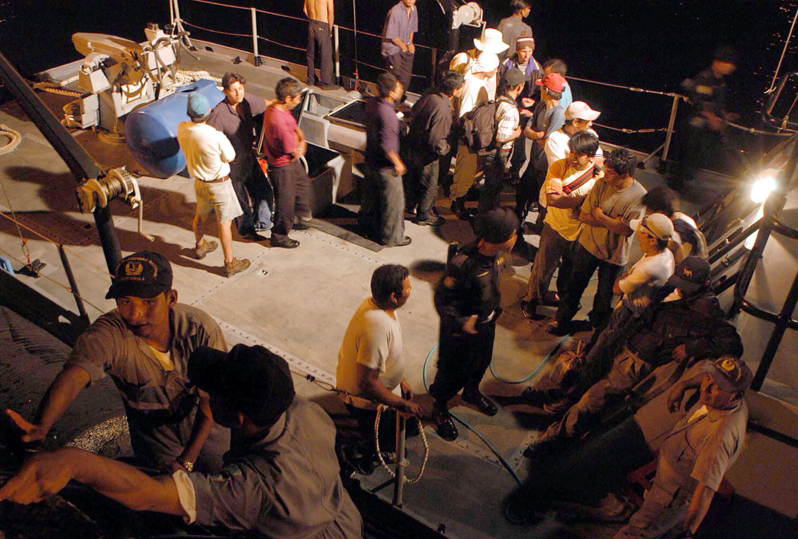 La embarcación, de 35 pies (10 metros) y extremadamente sobrecargada, fue detectada en la noche del lunes por un avión centinela HC-144 de la Guardia Costera.