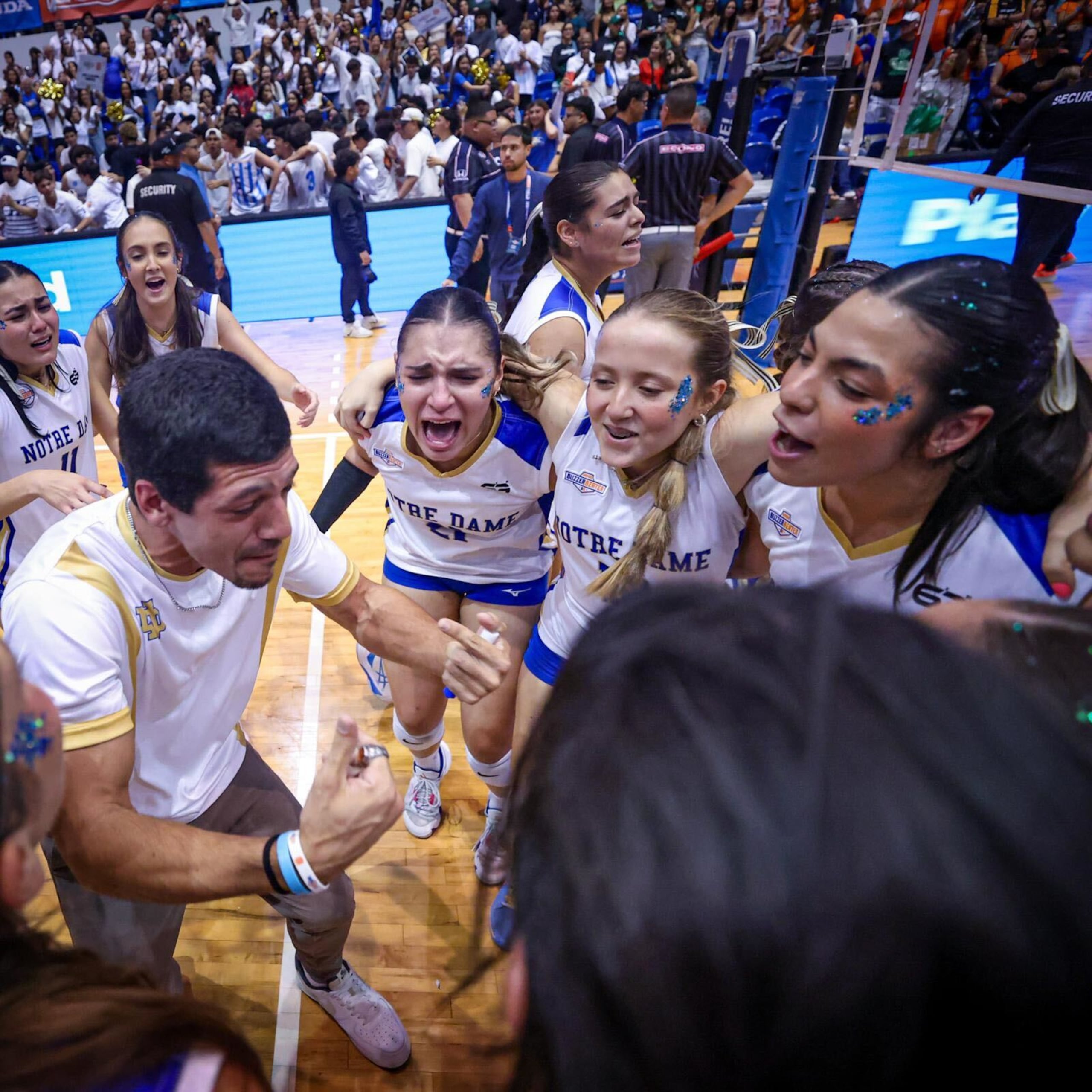 Las jugadoras del Colegio Notre Dame festejan junto al técnico Ángel Rodríguez.