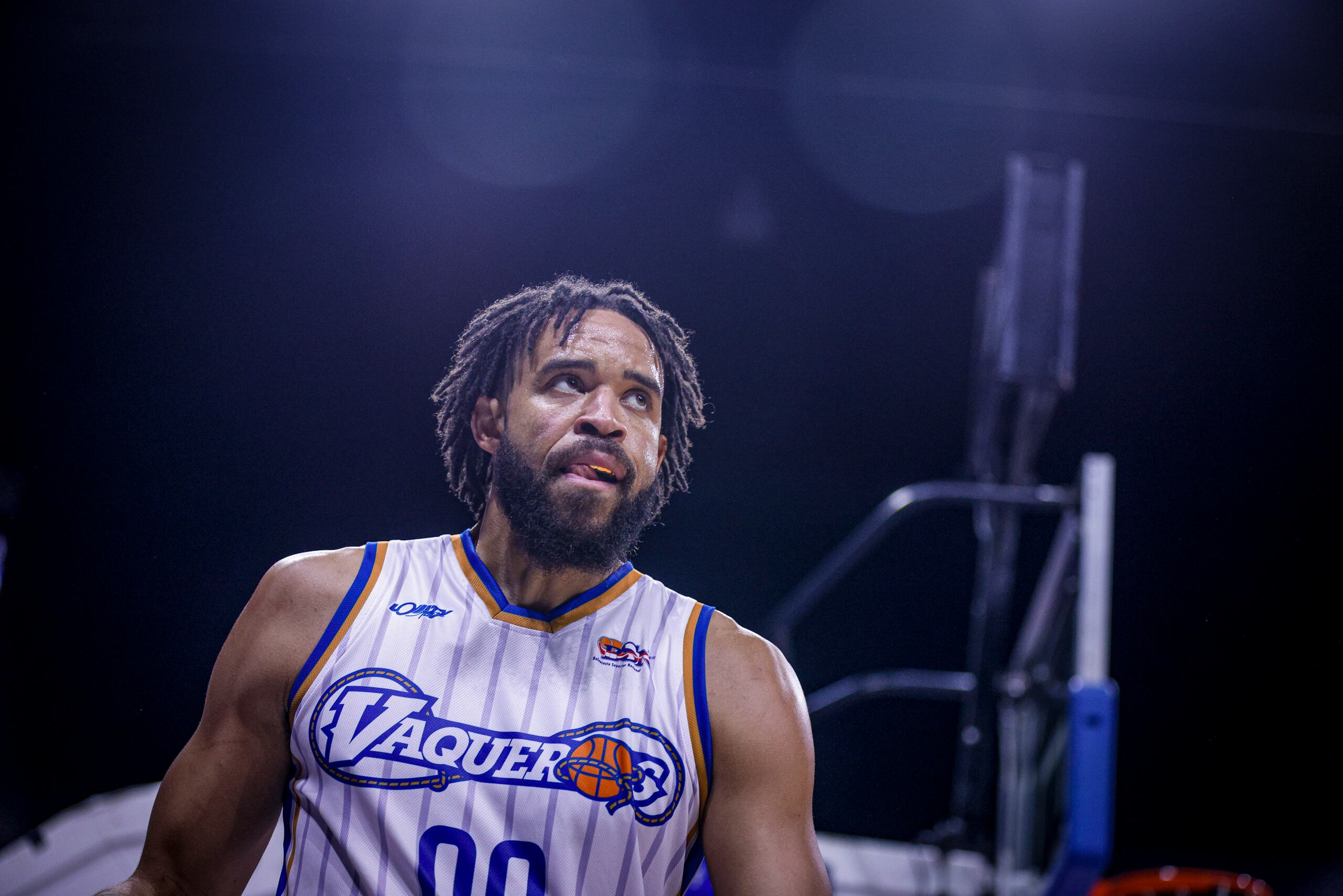 JaVale McGee durante su primer juego con los Vaqueros de Bayamón en el BSN.