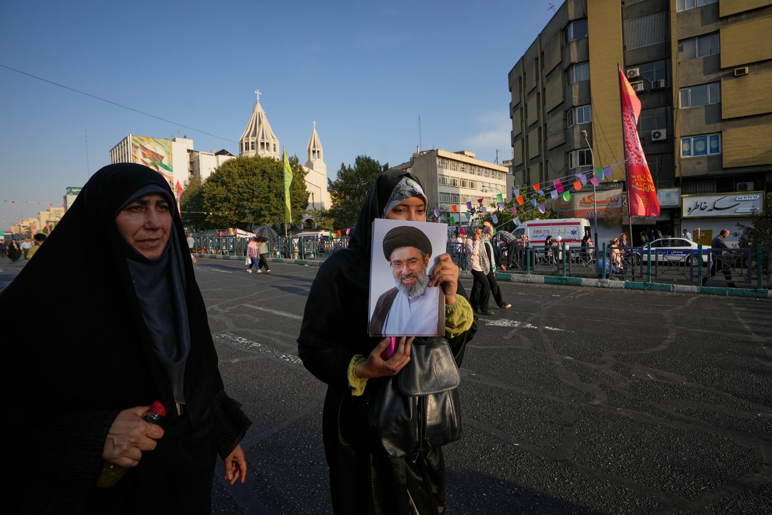 Una simpatizante del gobierno sostiene una fotografía del líder supremo de Irán, Mojtaba Jamenei durante una celebración por el cumpleaños del profeta Mahoma, el domingo 30 de agosto de 2026, en Teherán, Irán. (AP Foto/Vahid Salemi)