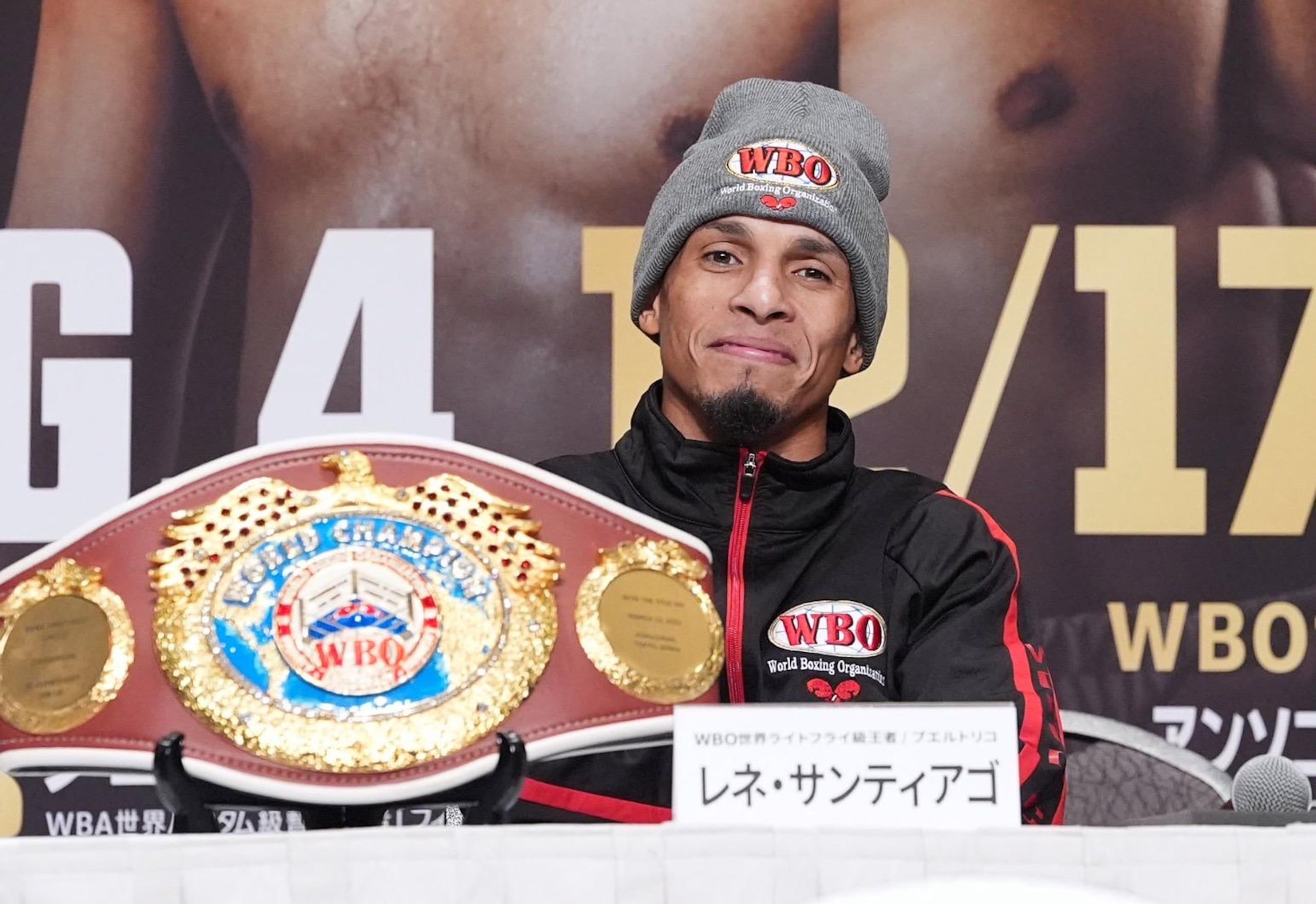 René "Chulo" Santiago con el campeonato de la OMB de las 108 libras.