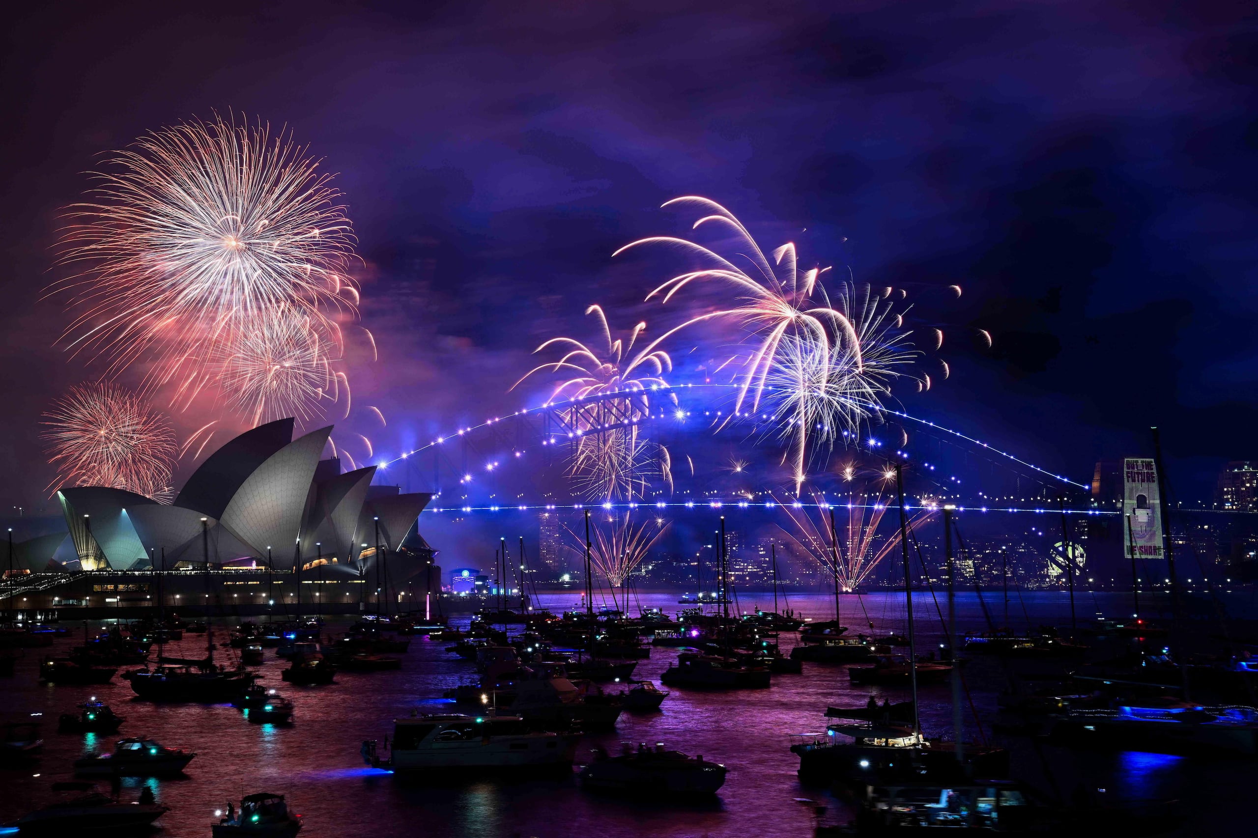 Fuegos artificiales en la bahía de Sydney (Australia), uno de los primeros lugares del mundo en dar la bienvenida a 2025.