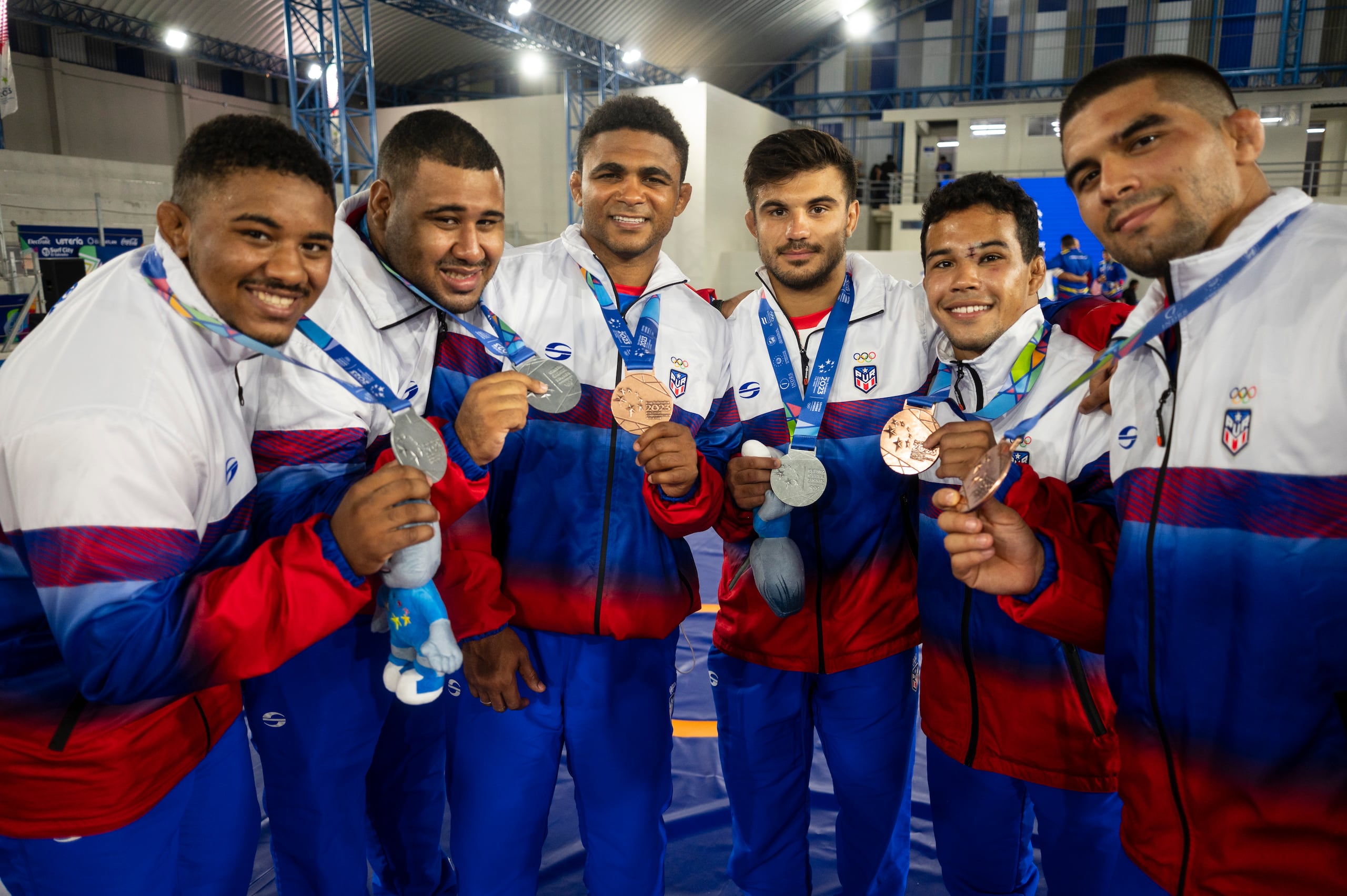 Franklin, tercero desde la iquierda, comparte aquí con la nueva generación, como Jonovan Smith, Sebastián Rivera Ethan Ramos.
