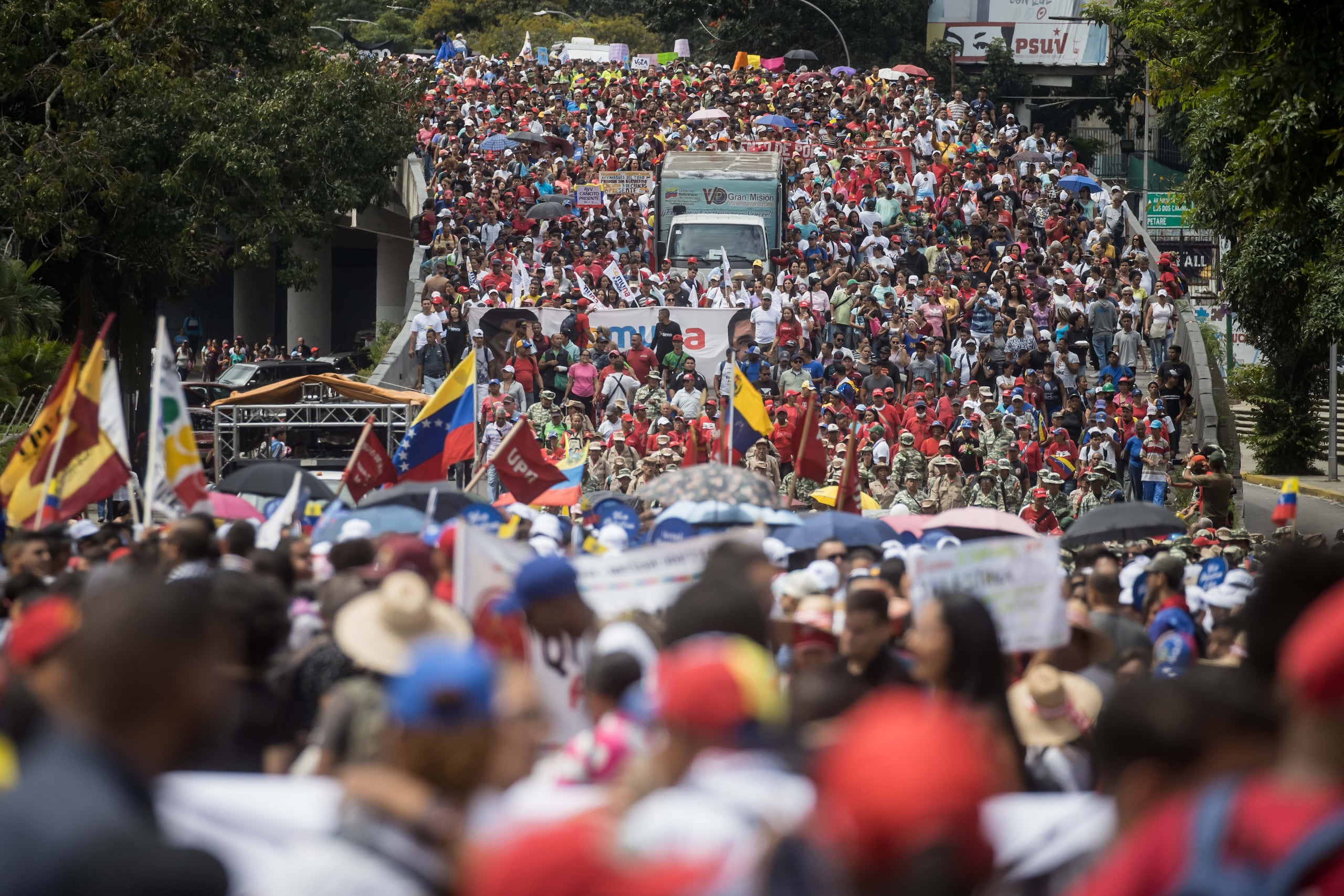 Personas adeptas al oficialismo venezolano participan en una manifestación en apoyo a Palestina, hoy, en Caracas (Venezuela). EFE/ Miguel Gutiérrez