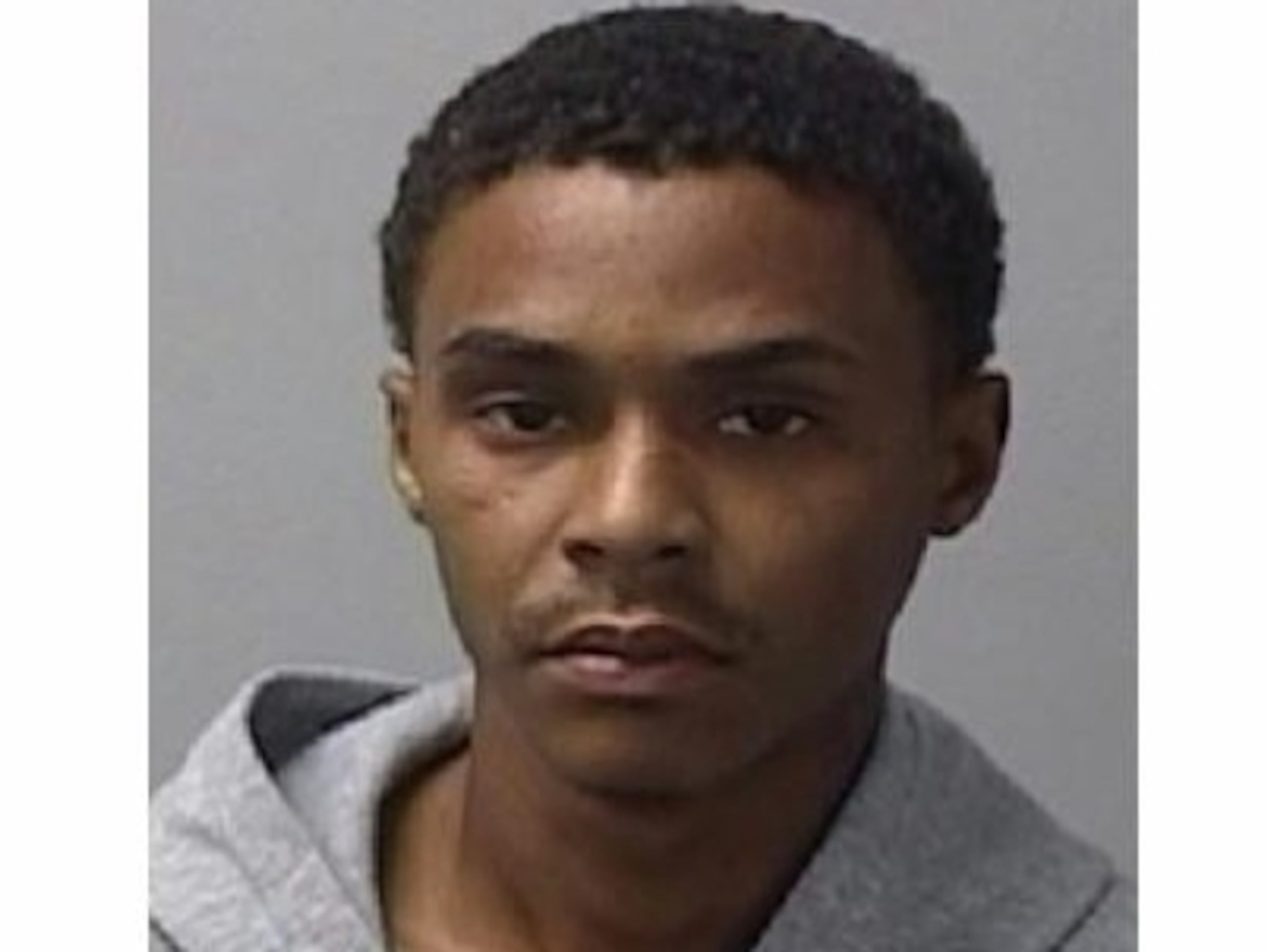 Contra Del Valle González se expidió una orden de arresto en ausencia con una fianza ascendente a un millón de dólares. La Policía considera al prófugo como armado y peligroso.