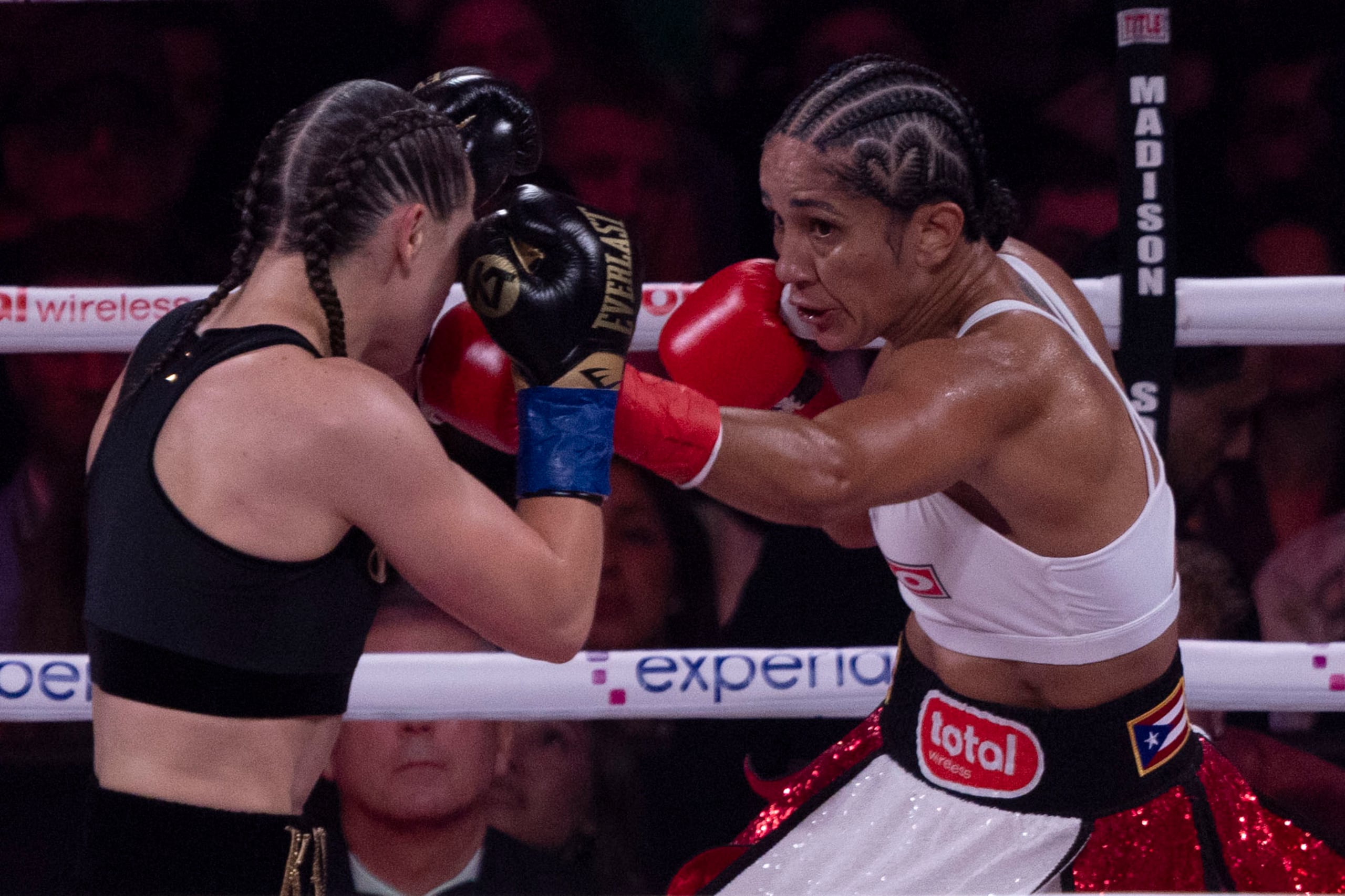 Amanda Serrano lanza un jab al rostro de Katie Taylor en su tercera pelea.