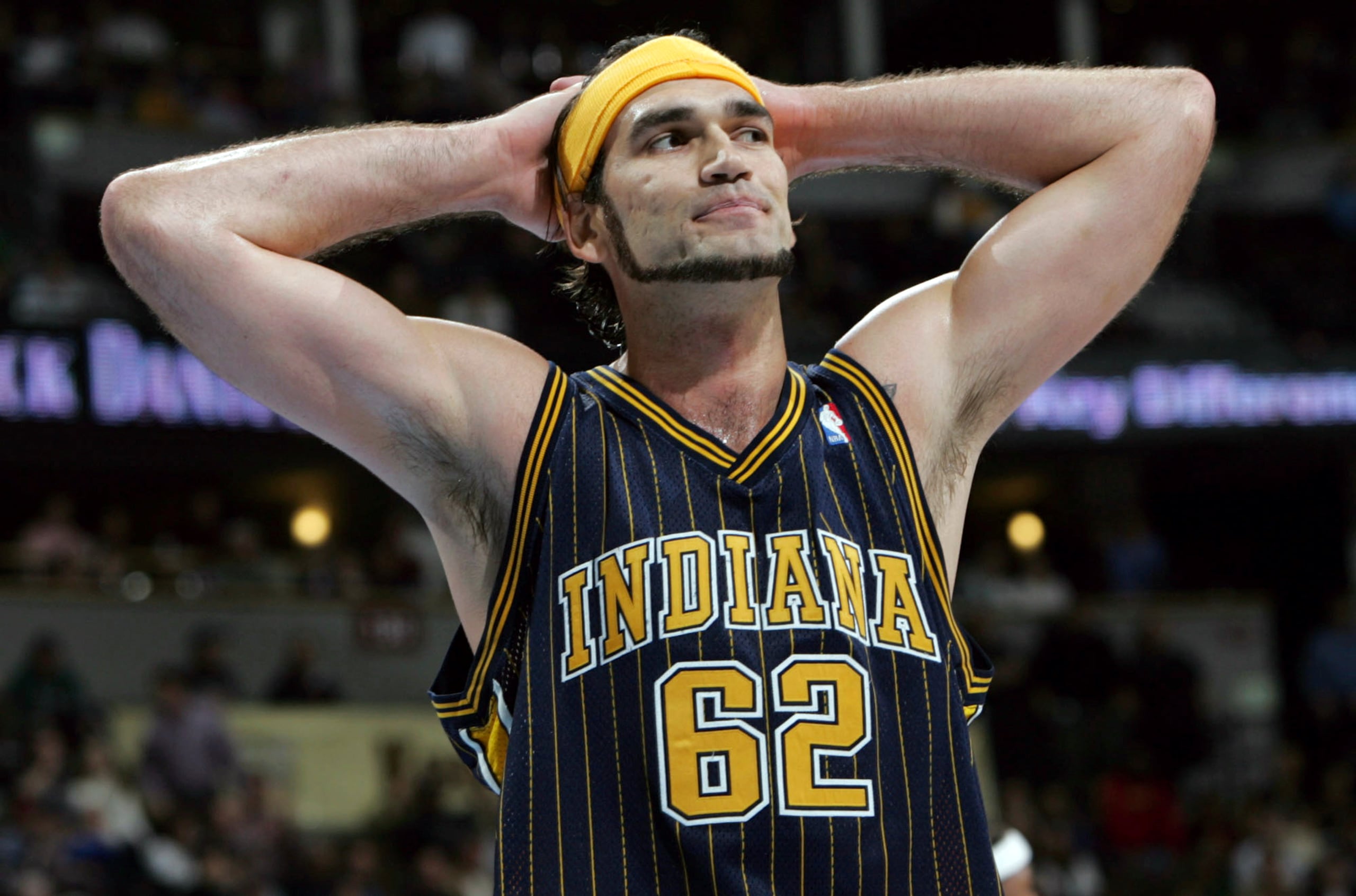 Scot Pollard, pívot de los Pacers de Indiana, se lleva las manos a la cabeza durante un partido ante los Nuggets de Denver, el 3 de marzo de 2005.