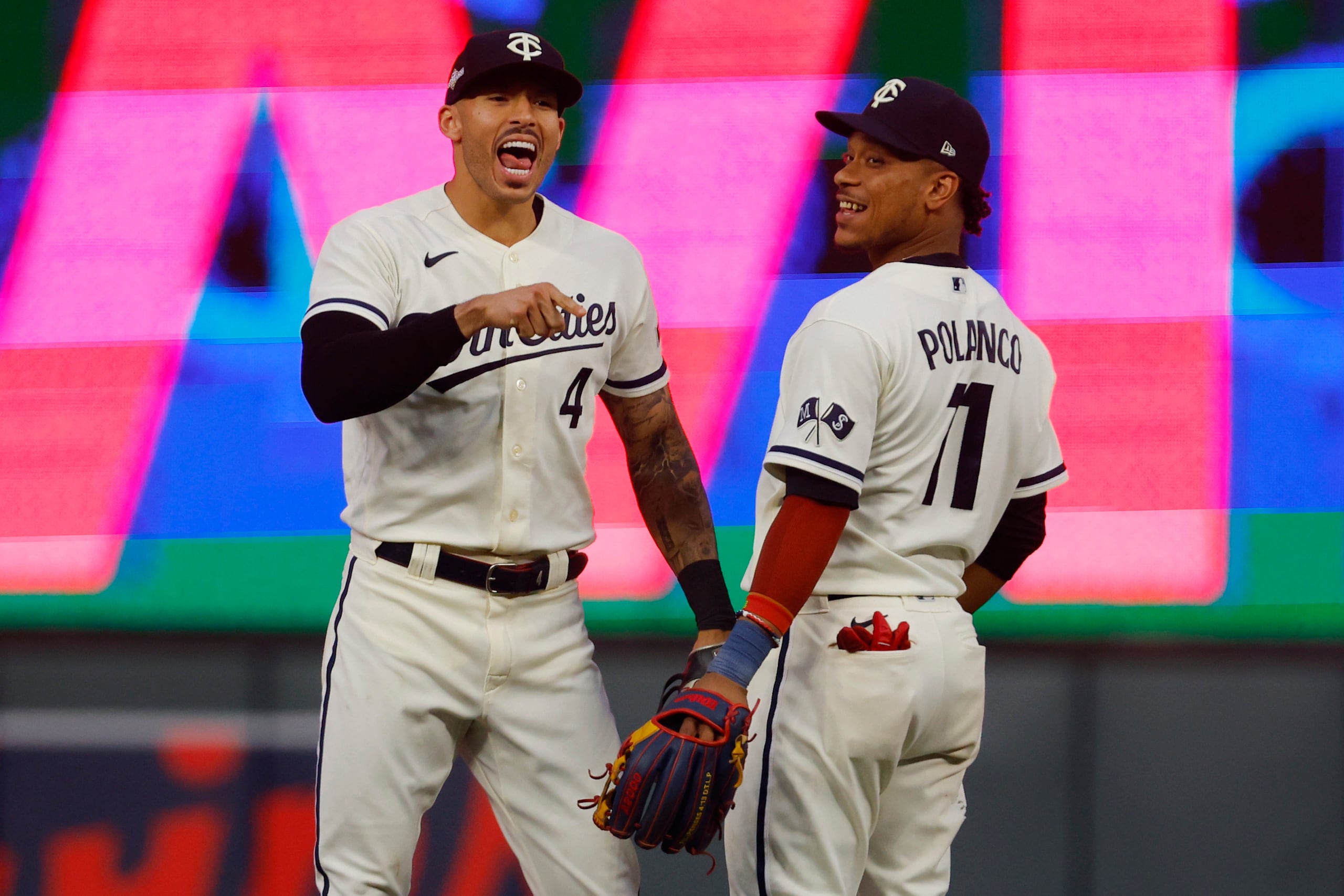 Carlos Correa y Jorge Polanco, de los Twins de Minnesota, celebran la victoria sobre los Blue Jays de Toronto.