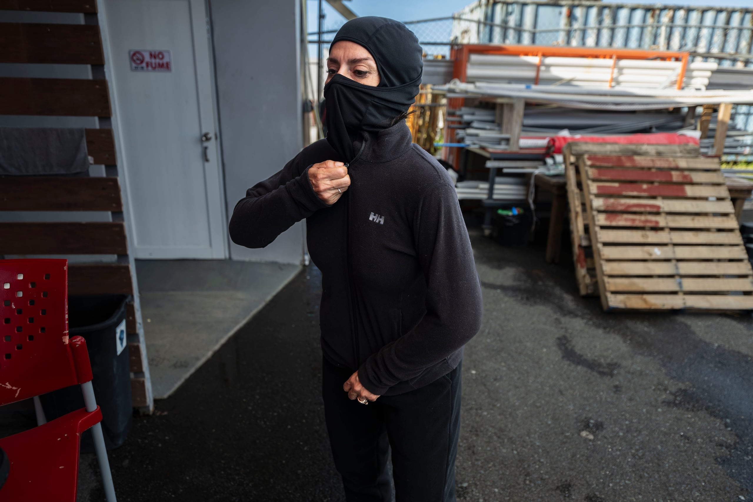 Eileen Zayas se alista en las afueras del refrigerador industrial del antiguo restaurante Paula's, en Guaynabo.