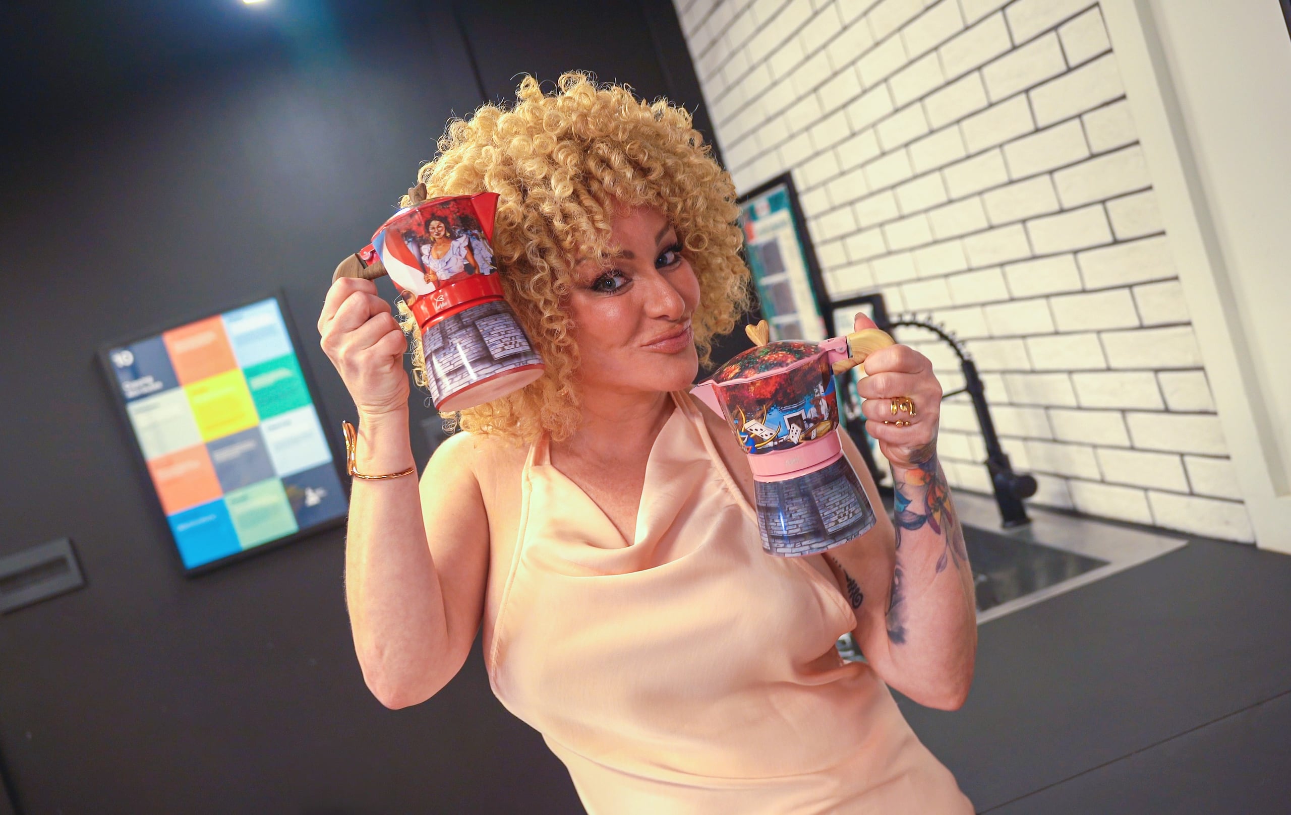 Angelique Burgos presentó su línea de grcas con vistosos diseños esta semana.