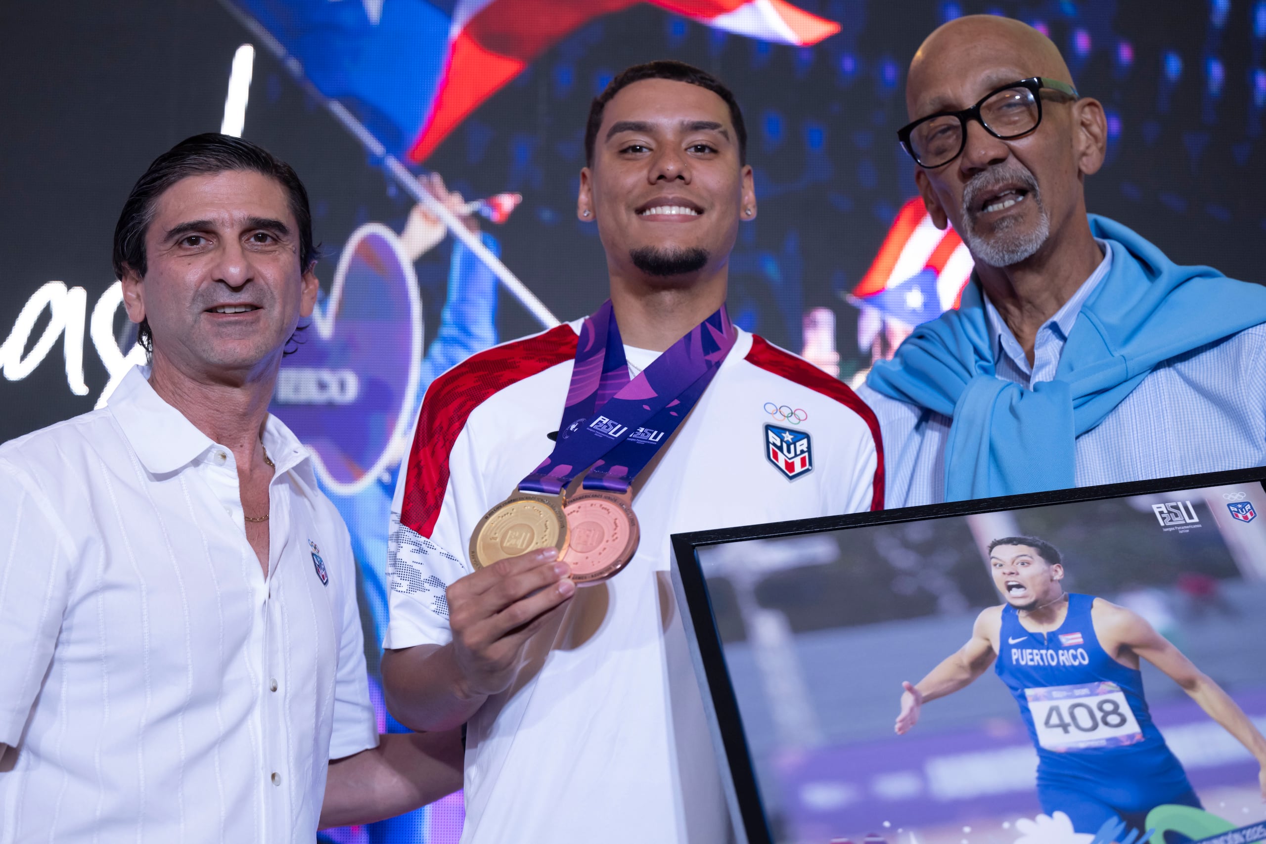 El jefe de misón de Asunción, Víctor Ruiz, el velocista José Figueroa y el presidente de la Federación de Atletismo, Luis Dieppa.