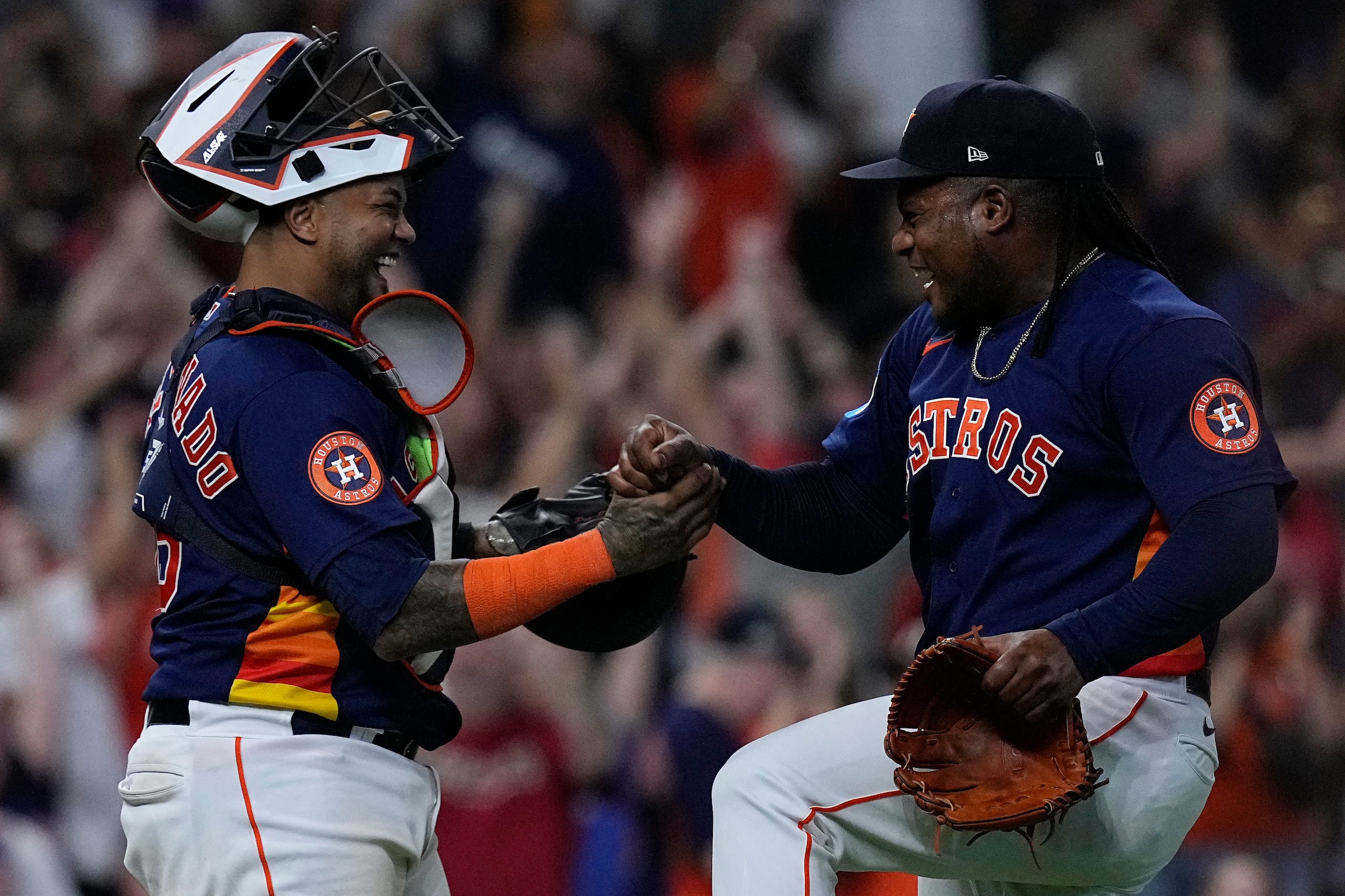 El boricua Martín 'Machete' Maldonado -izquierda- y Frámber Valdez -derecha-, de los Astros de Houston, aprovechan varios días de descanso previo al inicio de la postemporada este sábado frente al ganador de Minnesota y Toronto en la serie de "wild card".