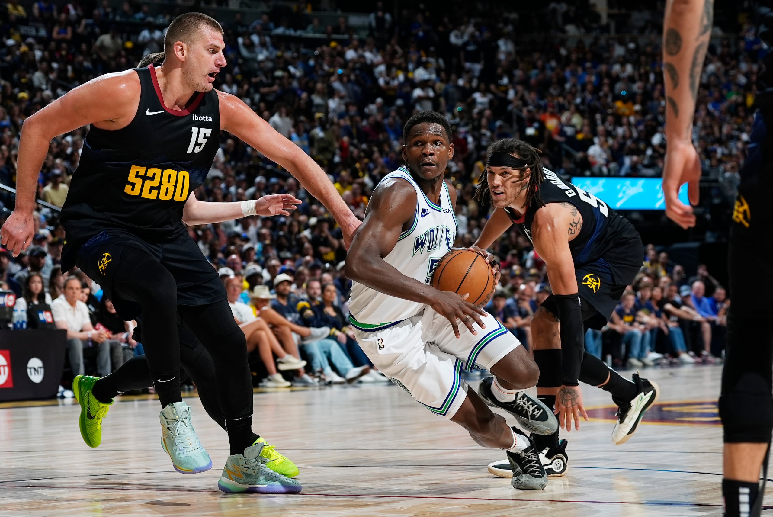Anthony Edwards, de los Timberwoves de Minnesota, busca atacar el canasto frente a la defensa de Nikola Jokic, de los Nuggets de Denver.