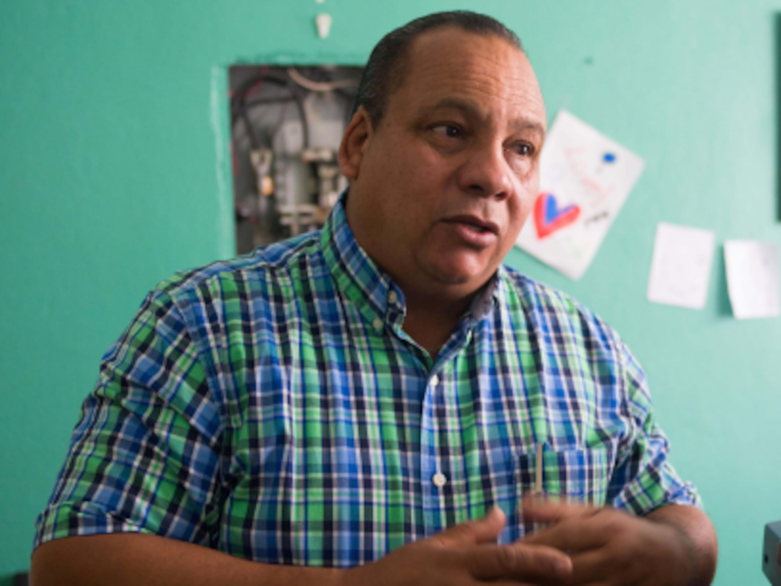 Carlos López, alcalde de Rincón, habla de la participación de la comunidad de estadounidene en el proceso de recuperación del pueblo. (Especial p[ara GFR Media/Juan Luis Valentín)