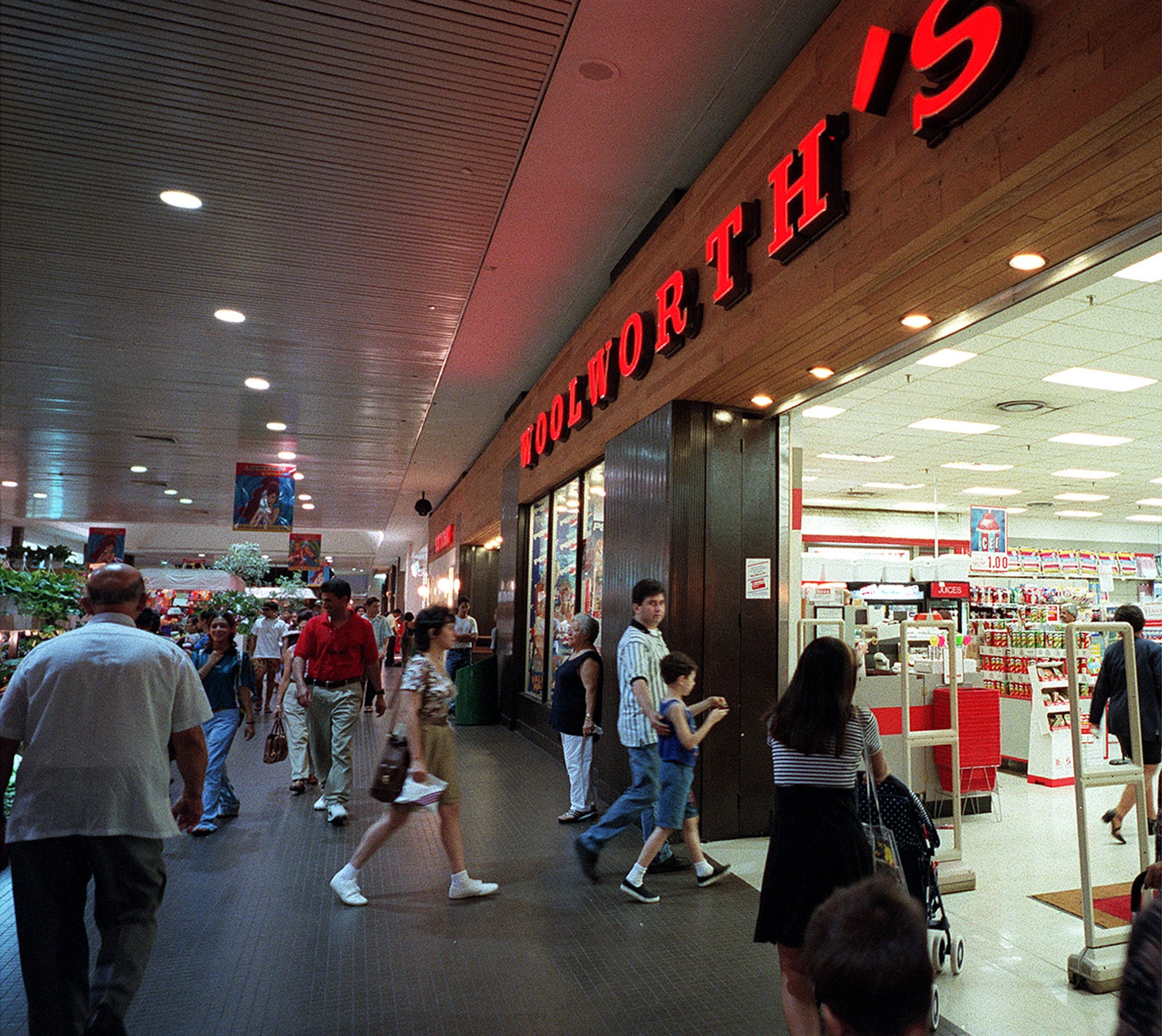 Woolworth en Plaza Las Américas en 1997.
