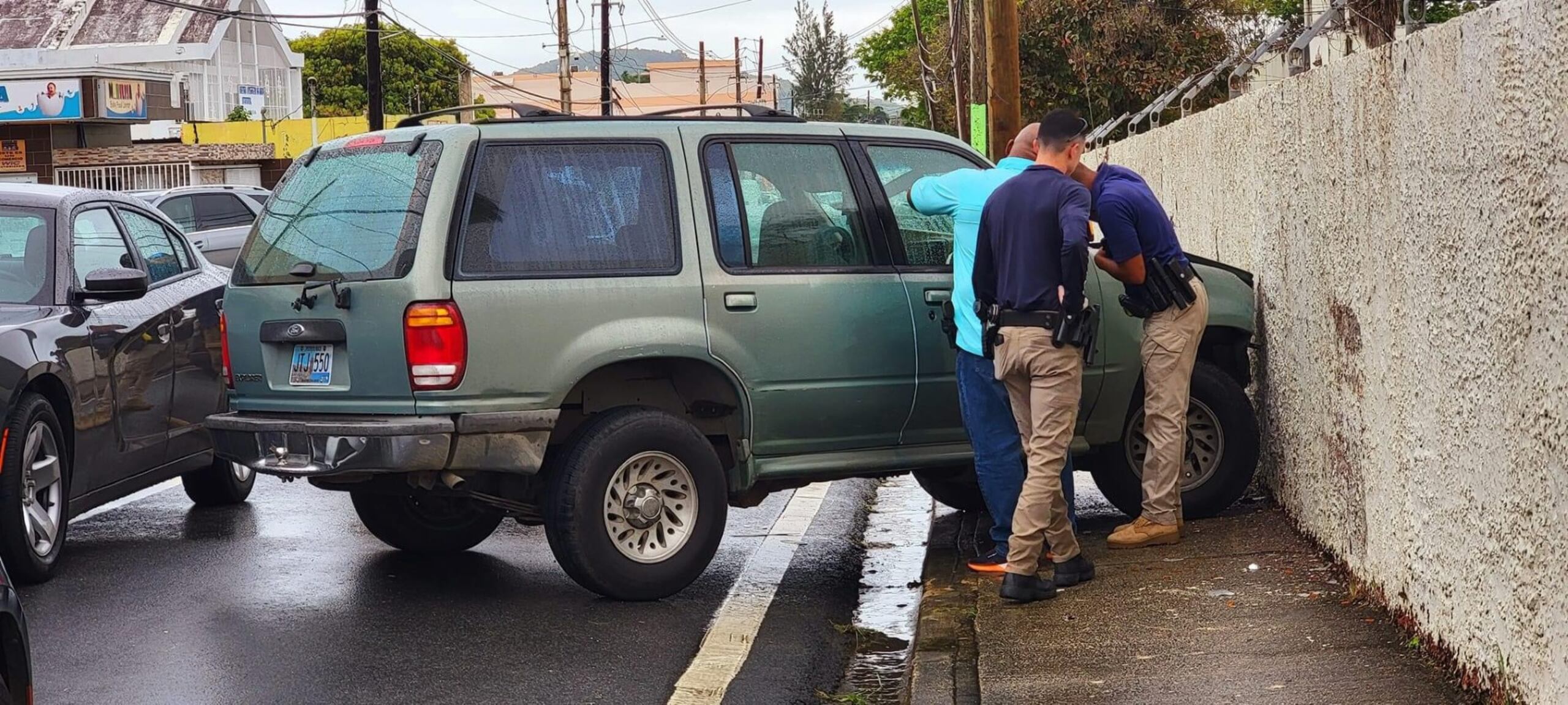 Ortiz Estrada posee una orden de arresto federal por violación a una probatoria. No se informó el delito.