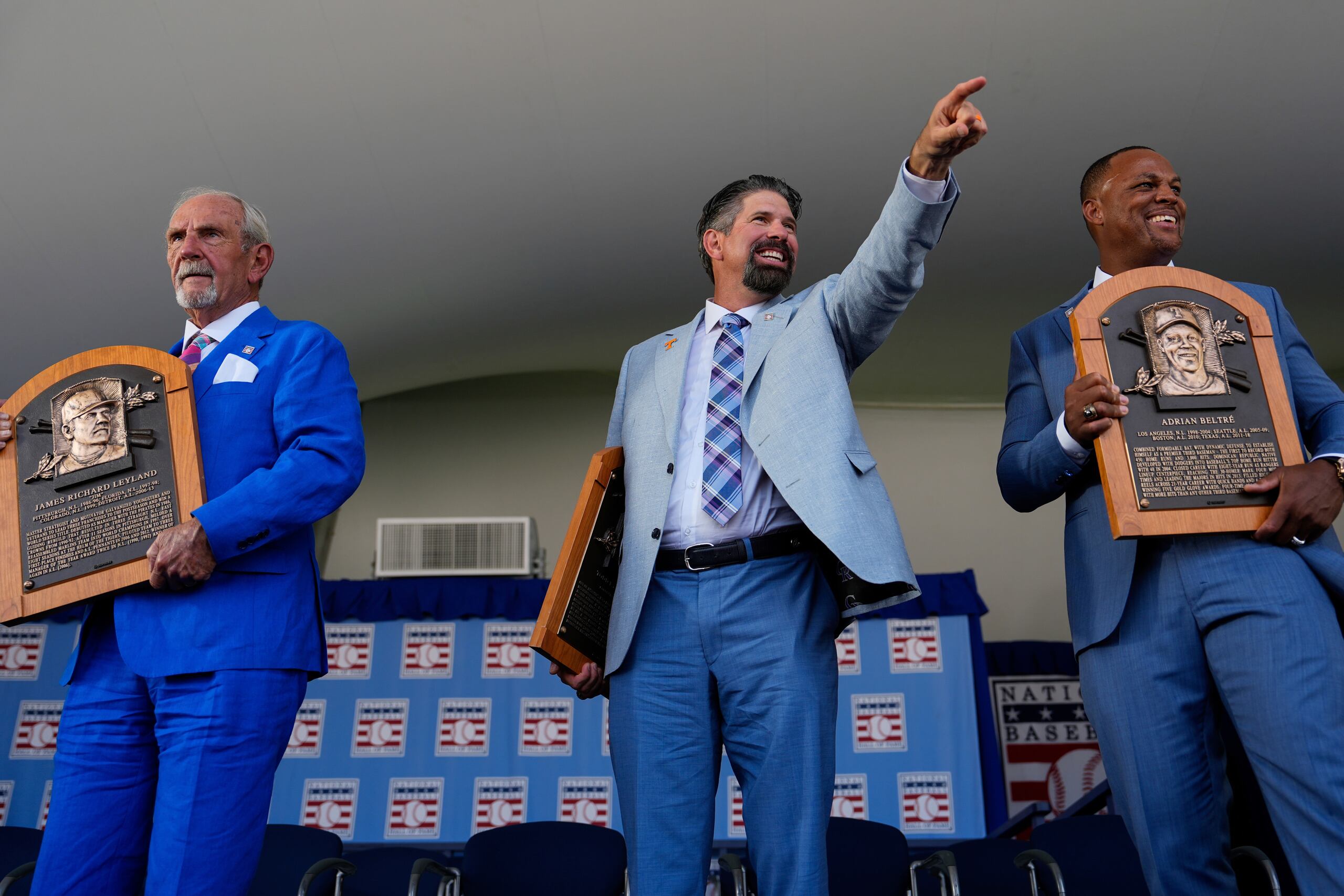Jim Leyland, Todd Helton y Adrián Beltré aparecen con sus placas en manos.