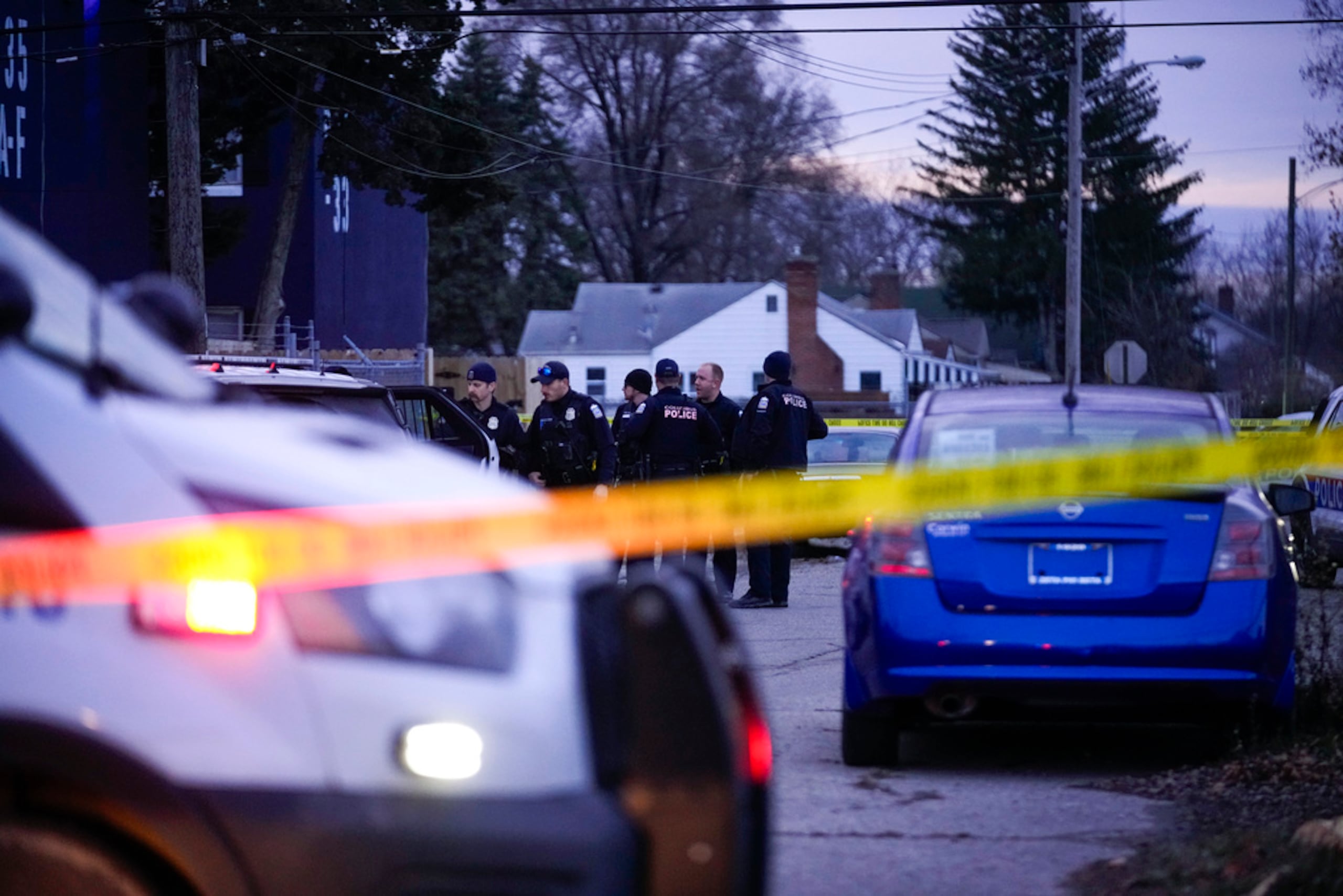 El Departamento de Policía de Columbus investiga la escena de un homicidio en South Ohio Avenue, visto desde la intersección de East Mithoff Street y South Ohio Avenue, el 14 de diciembre de 2024, en Columbus, Ohio.