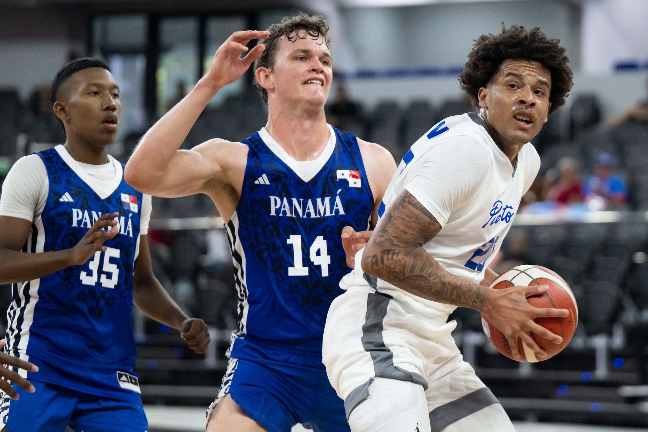 Isaiah Brown intenta despegar para un ataque al canasto frente a la defensa de Panamá.