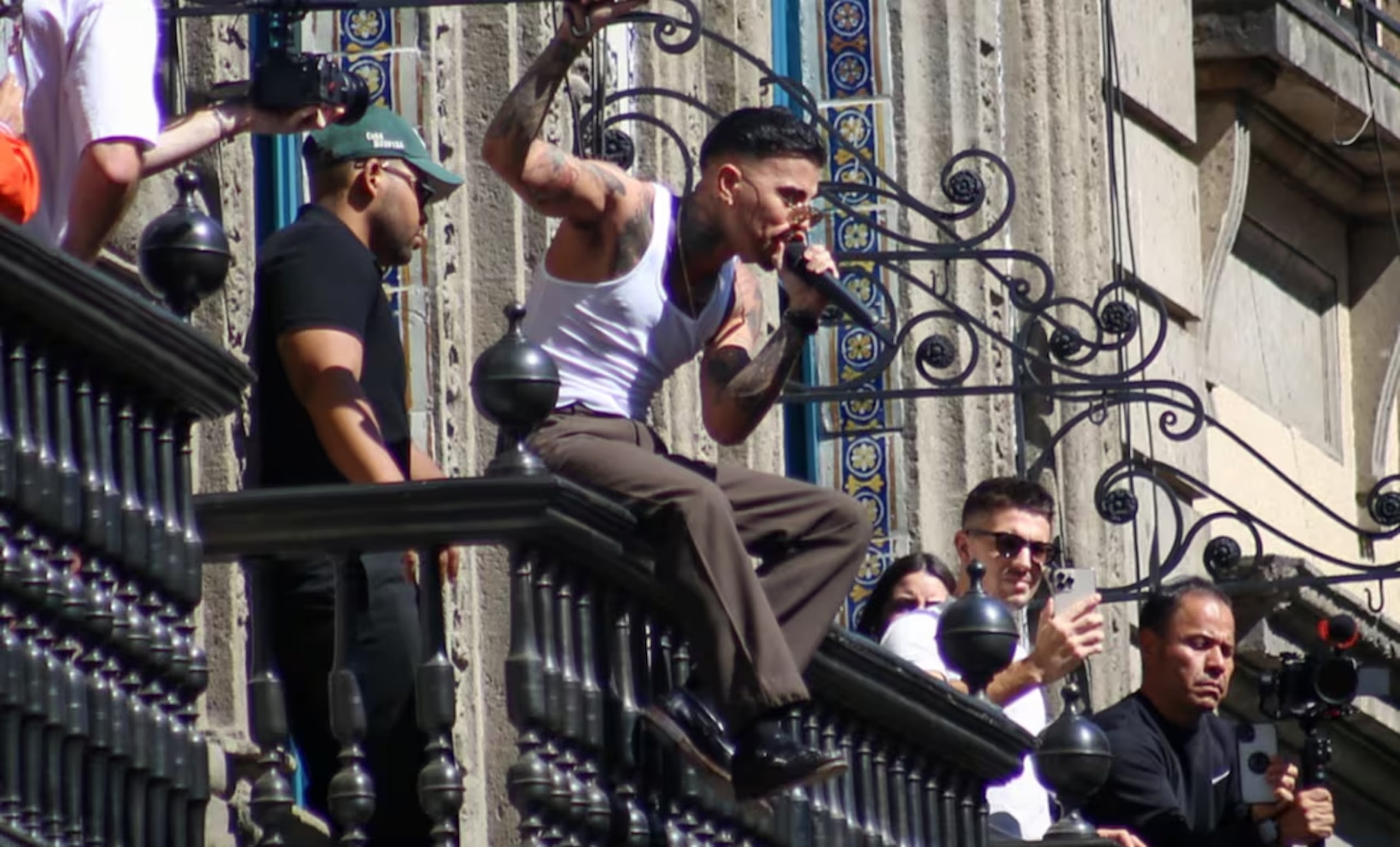 Rauw Alejandro ofreció un concierto desde un balcón. (El Universal)