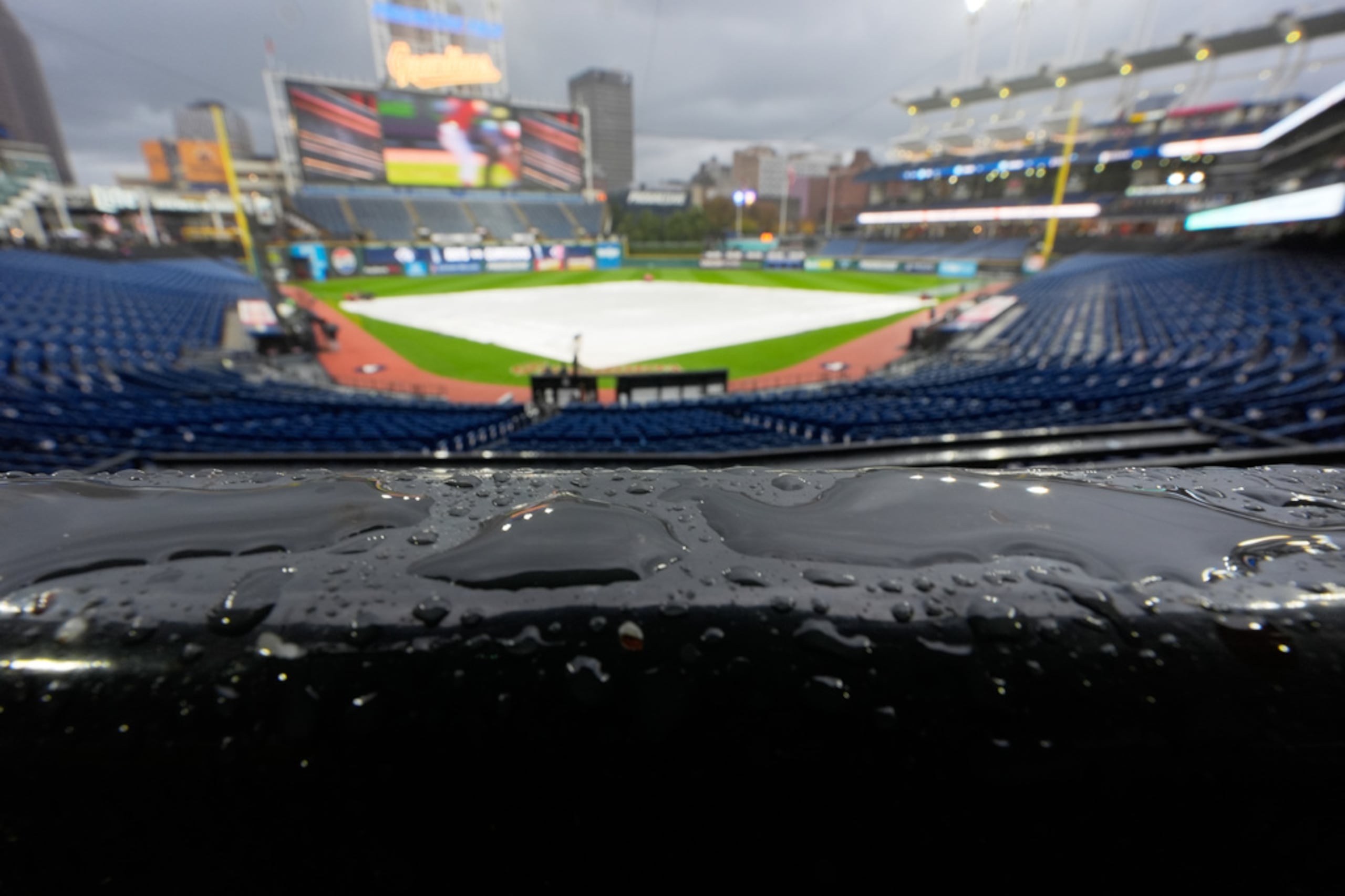 La lluvia se abate sobre el parque antes de la posposición del cuarto juego de la Serie de Campeonato de la Liga Americana entre los Rays de Tampa Bay y los Guardianes de Cleveland, el 16 de octubre de 2026.