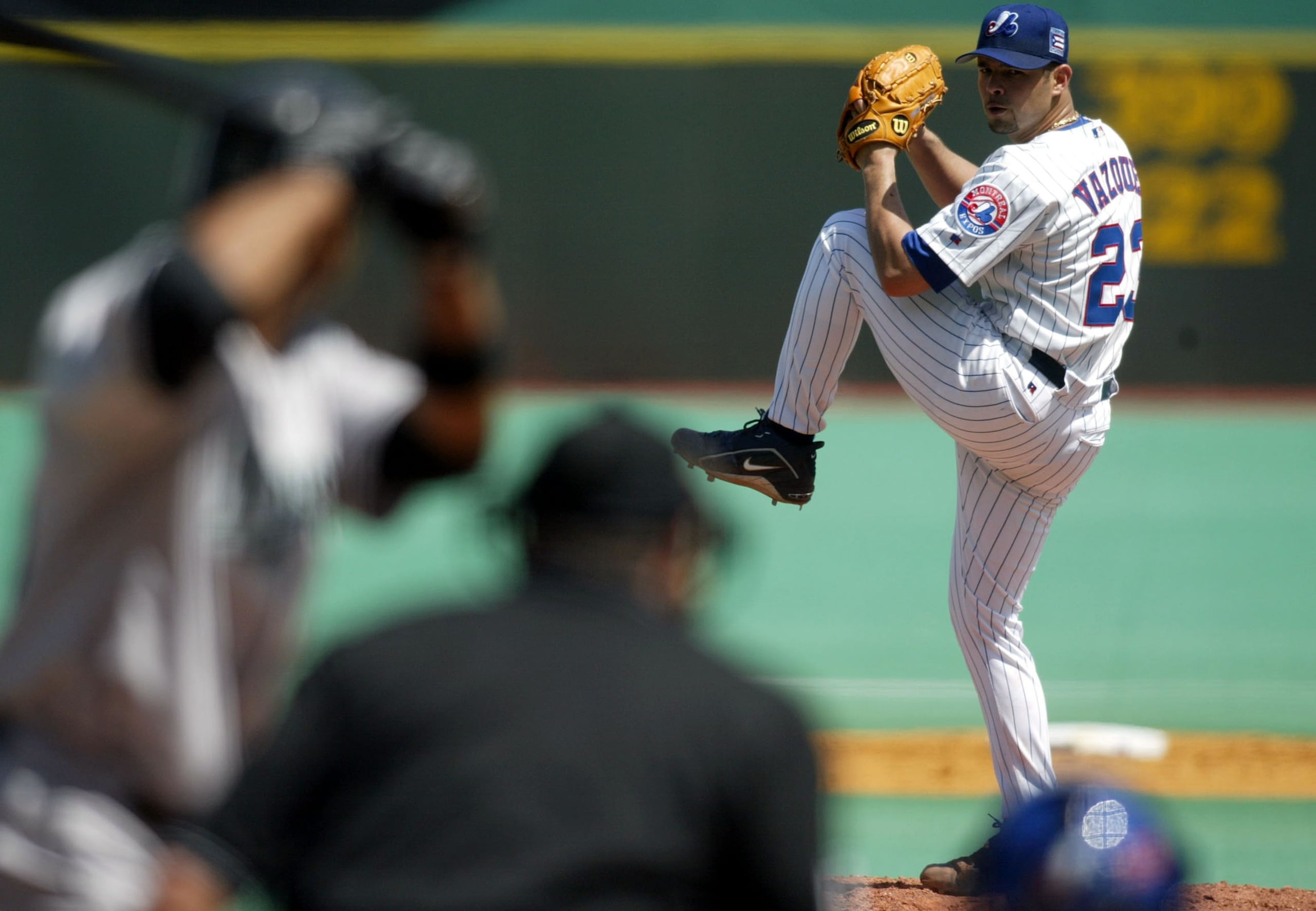 El boricua Javier Vázquez realiza un lanzamiento durante un partido de los Expos de Montreal en San Juan en el 2003.