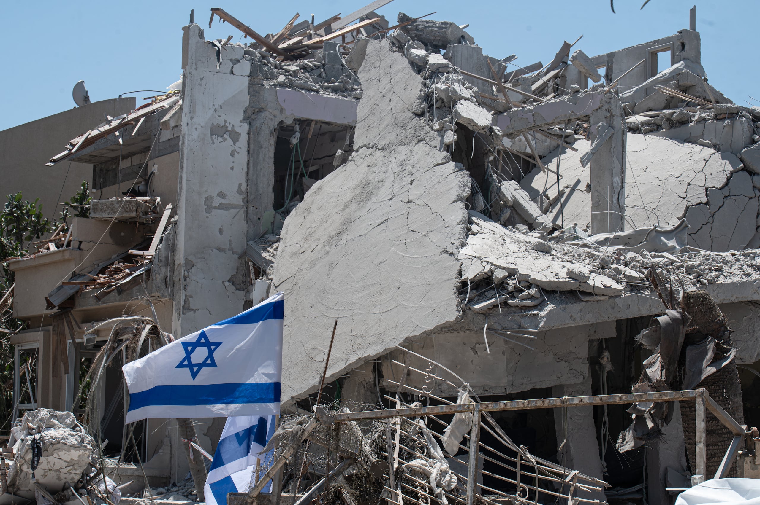 Más de un centenar de personas murieron en Irán por los ataques israelíes y otras tres fallecieron en Israel por los misiles iraníes.