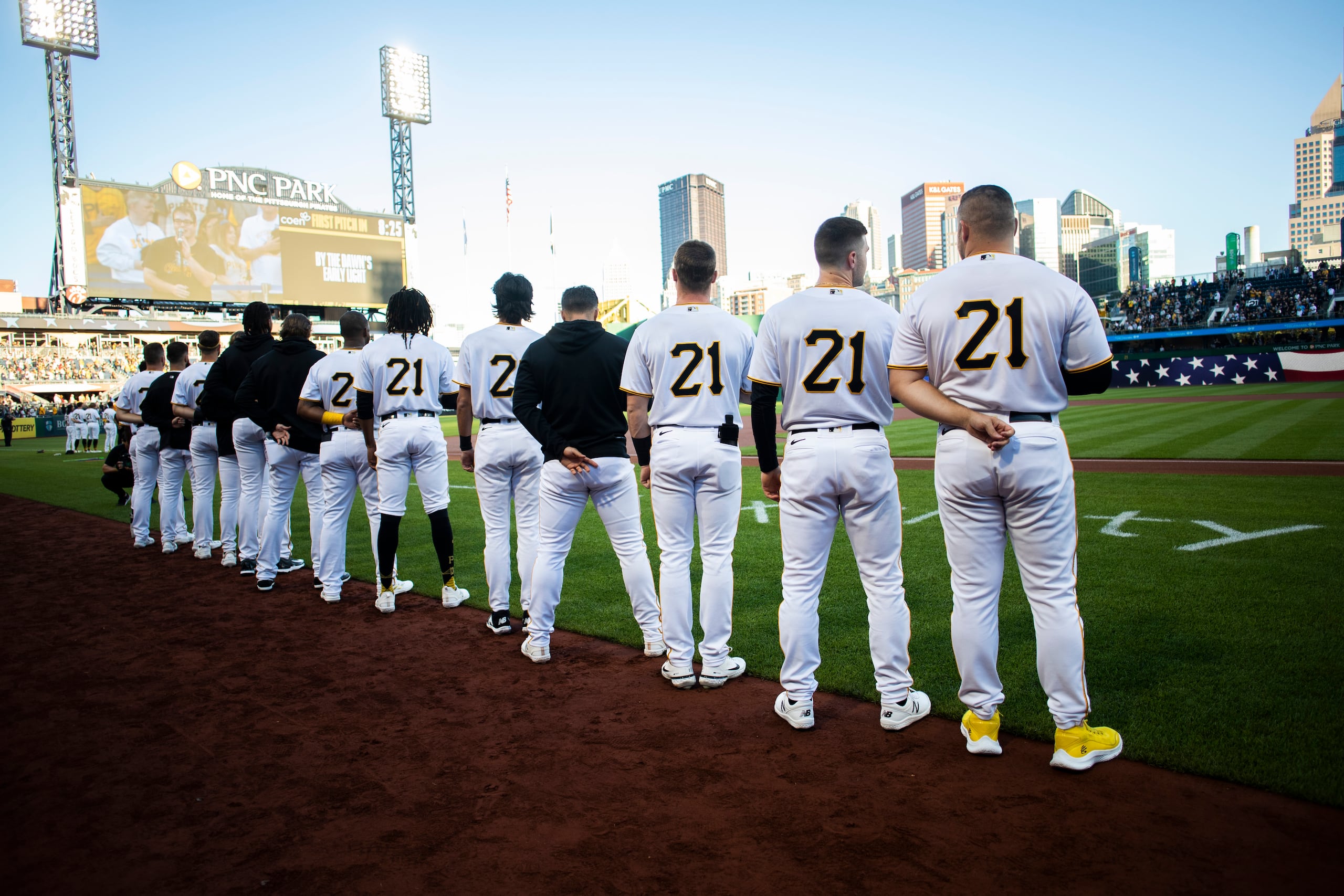 Los jugadores de los Pirates, todos con el 21 de Clemente en su dorsal, con motivo del "Clemente Day".
