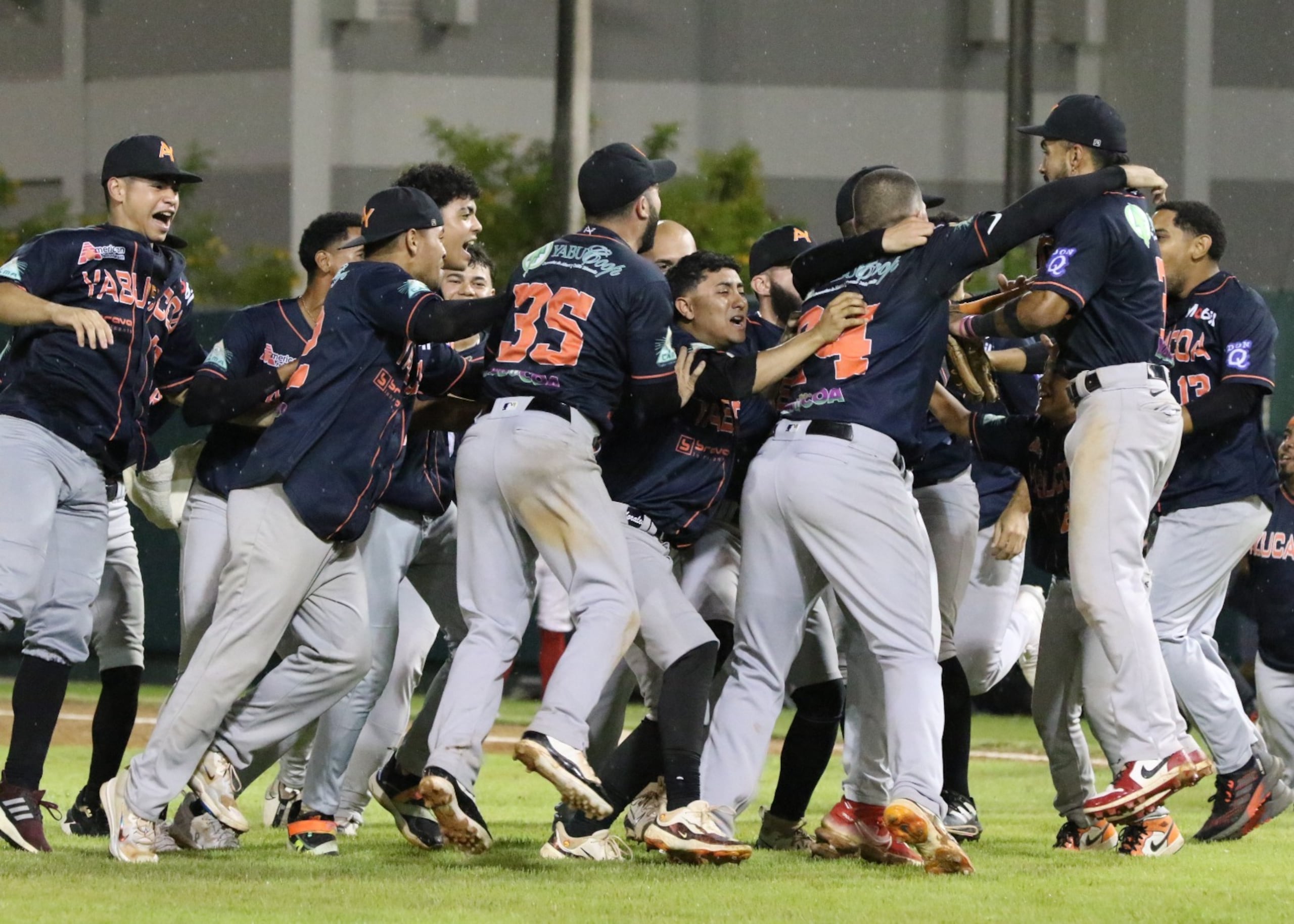 Los Azucareros de Yabucoa celebran su pase a la final al imponerse sobre los Toritos de Cayey el martes. (Aldwin Santiago)