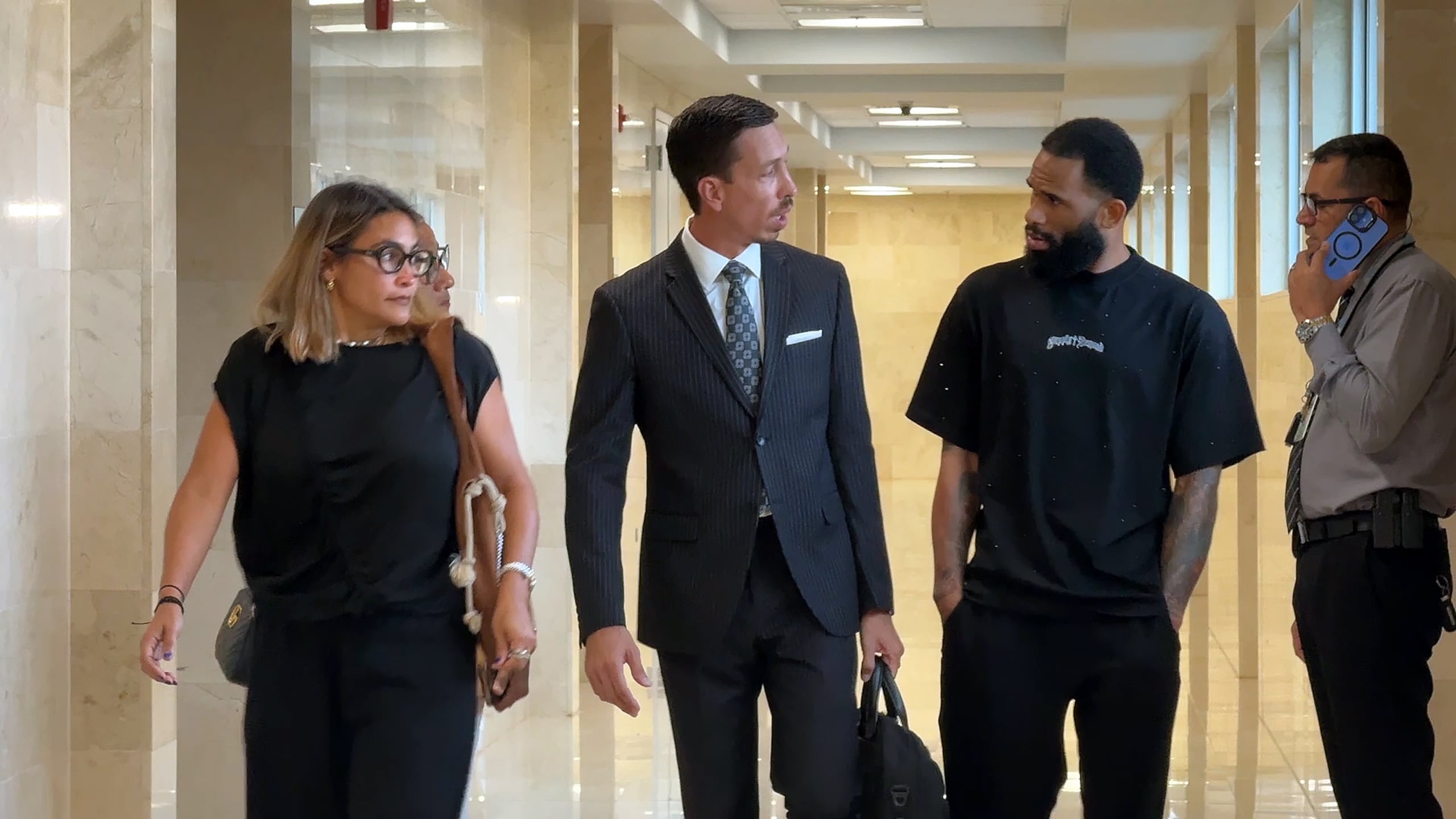 La vista preliminar contra el baloncelista Walter Hodge Jr. en el Centro Judicial de Caguas fue pospuesta por ausencia de un testigo.