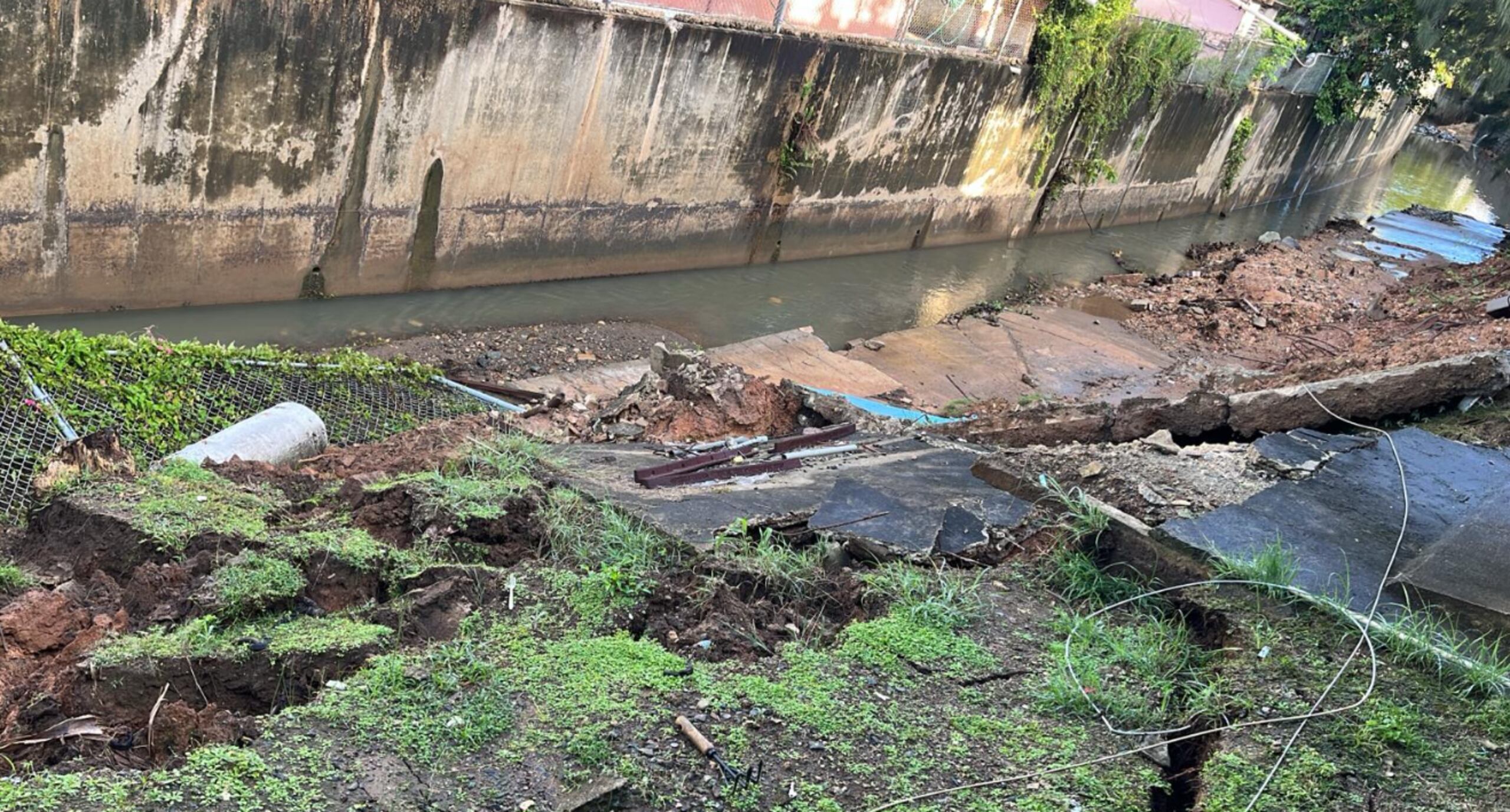 Así quedó el muro que cedió anoche en la urbanización Reparto Metropolitana, tras el registro de fuertes lluvias.