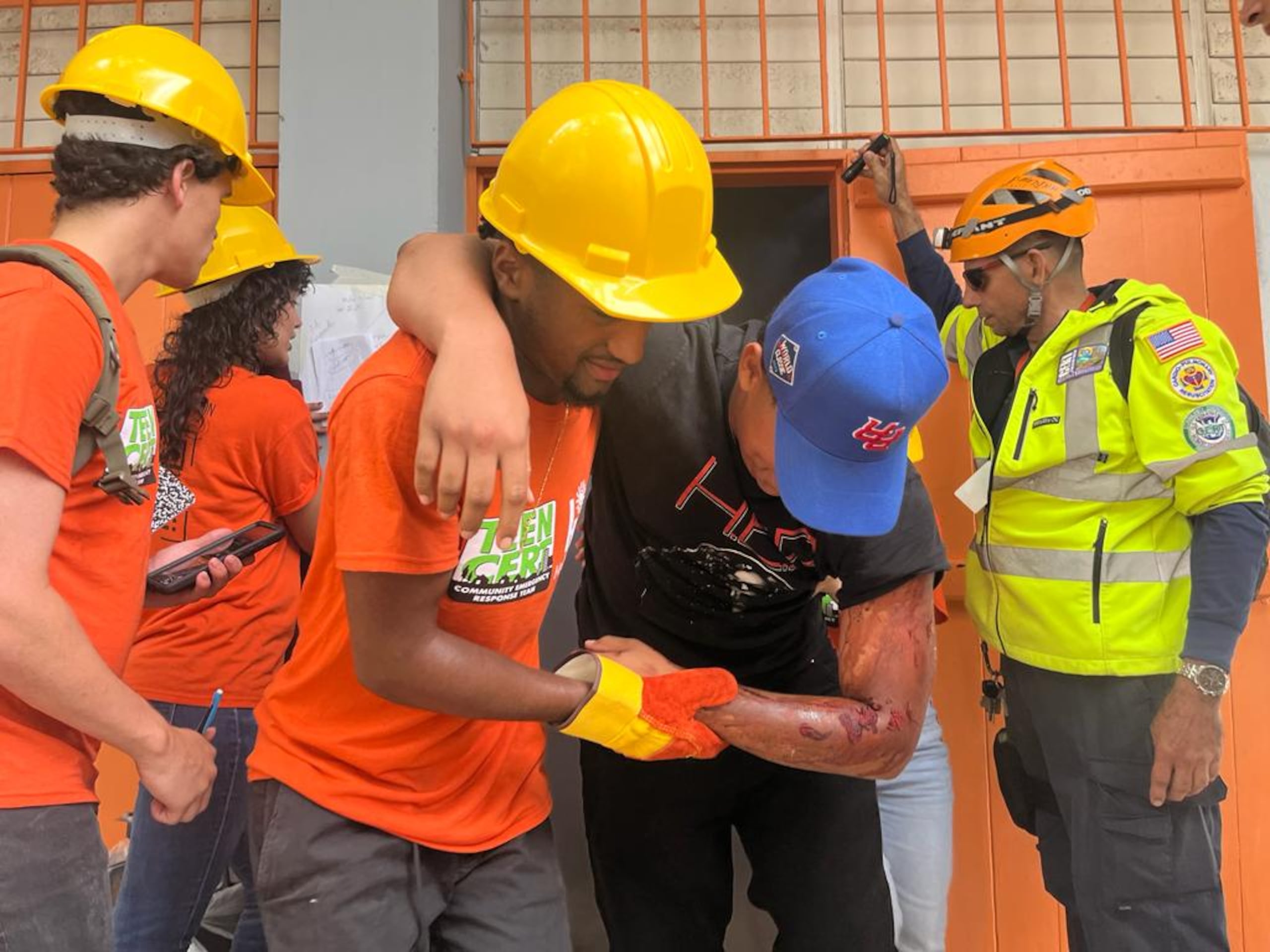 Unas 180 estudiantes de la Escuela Especializada en Tecnología Federico Asenjo, en Barrio Obrero, recibieron adiestramiento.