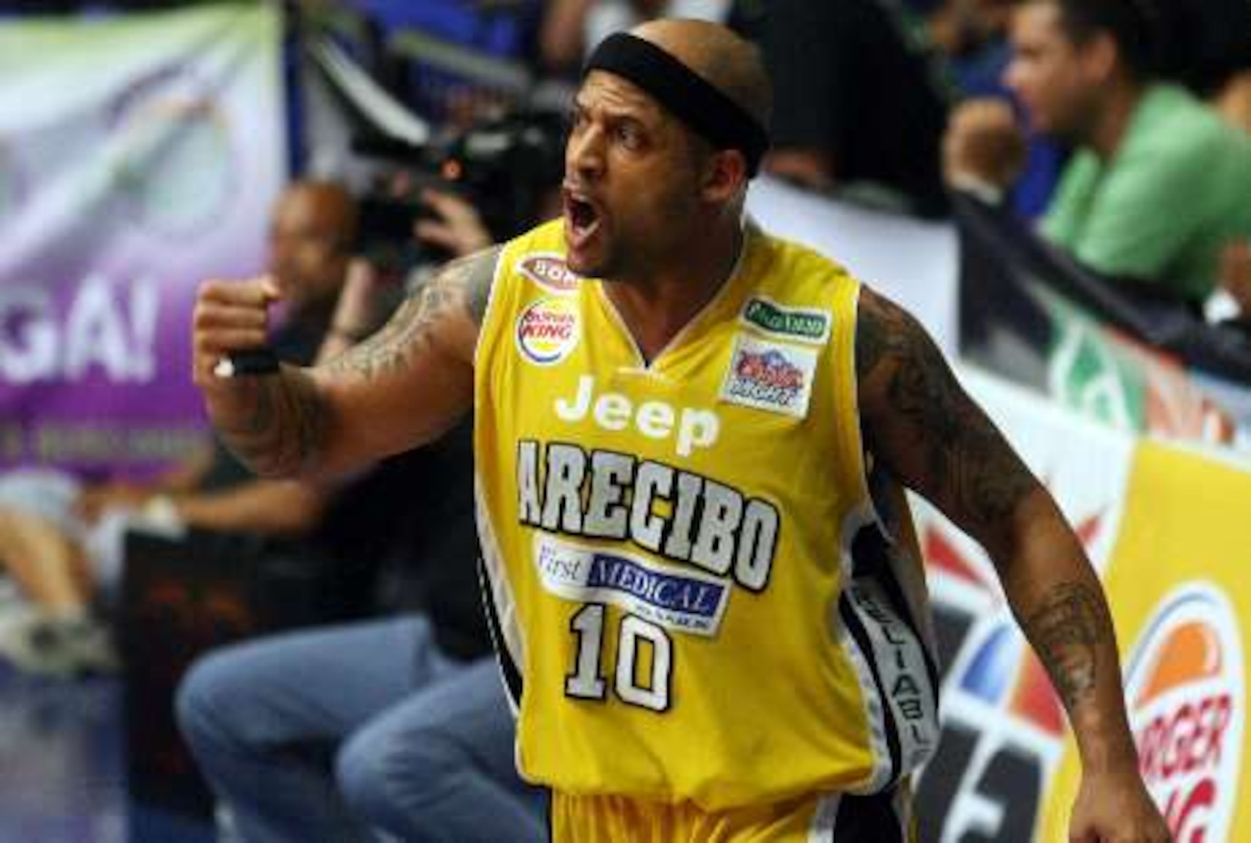Larry Ayuso (derecha), de Arecibo, sumó 14 puntos para sobrepasar la cifra de 6,000 tantos anotados en su carrera en el BSN. <font color="yellow">(Primera Hora / Archivo / Juan Luis Martínez)</font>