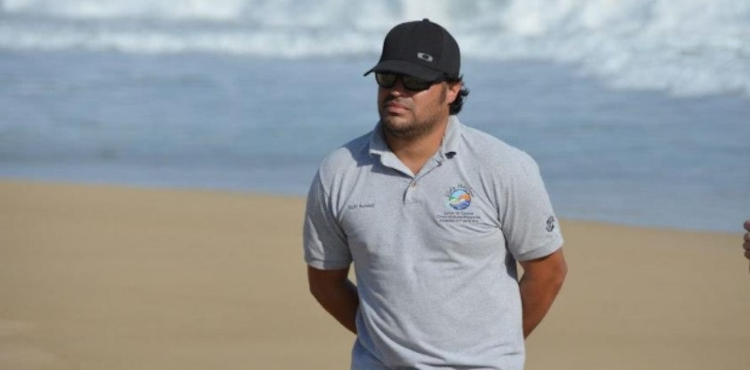 El isabelino Héctor “Tito” Varela Vélez tiene un grado de maestría en mercadeo, y para celebrar el logro reunirá a un grupo de amigos del ambiente para reforestar y restaurar dunas en la playa Secret Spot. (Suministrada)