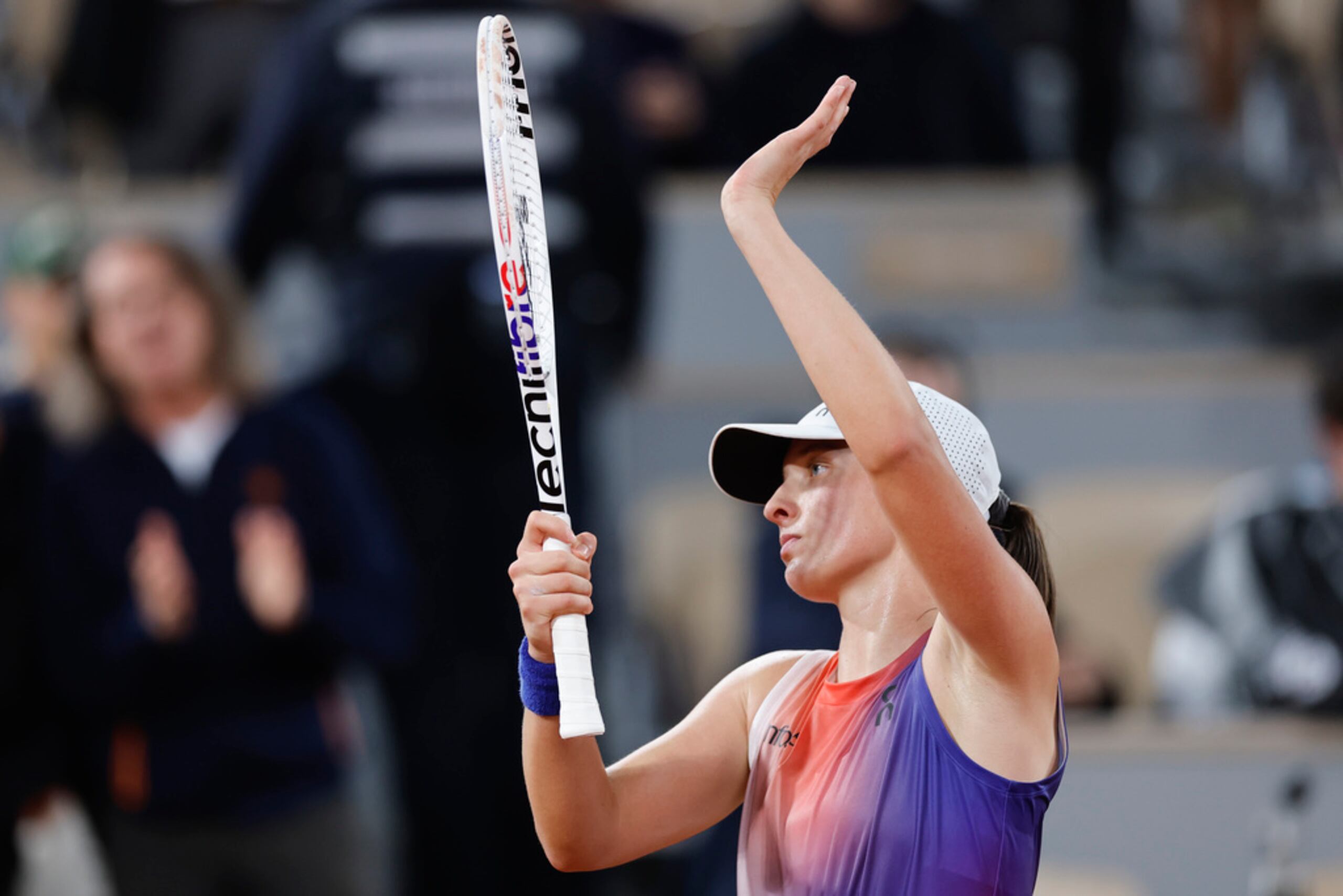 Iga Swiatek celebra tras vencer a la japonesa Naomi Osaka en la segunda ronda del Abierto de Francia.