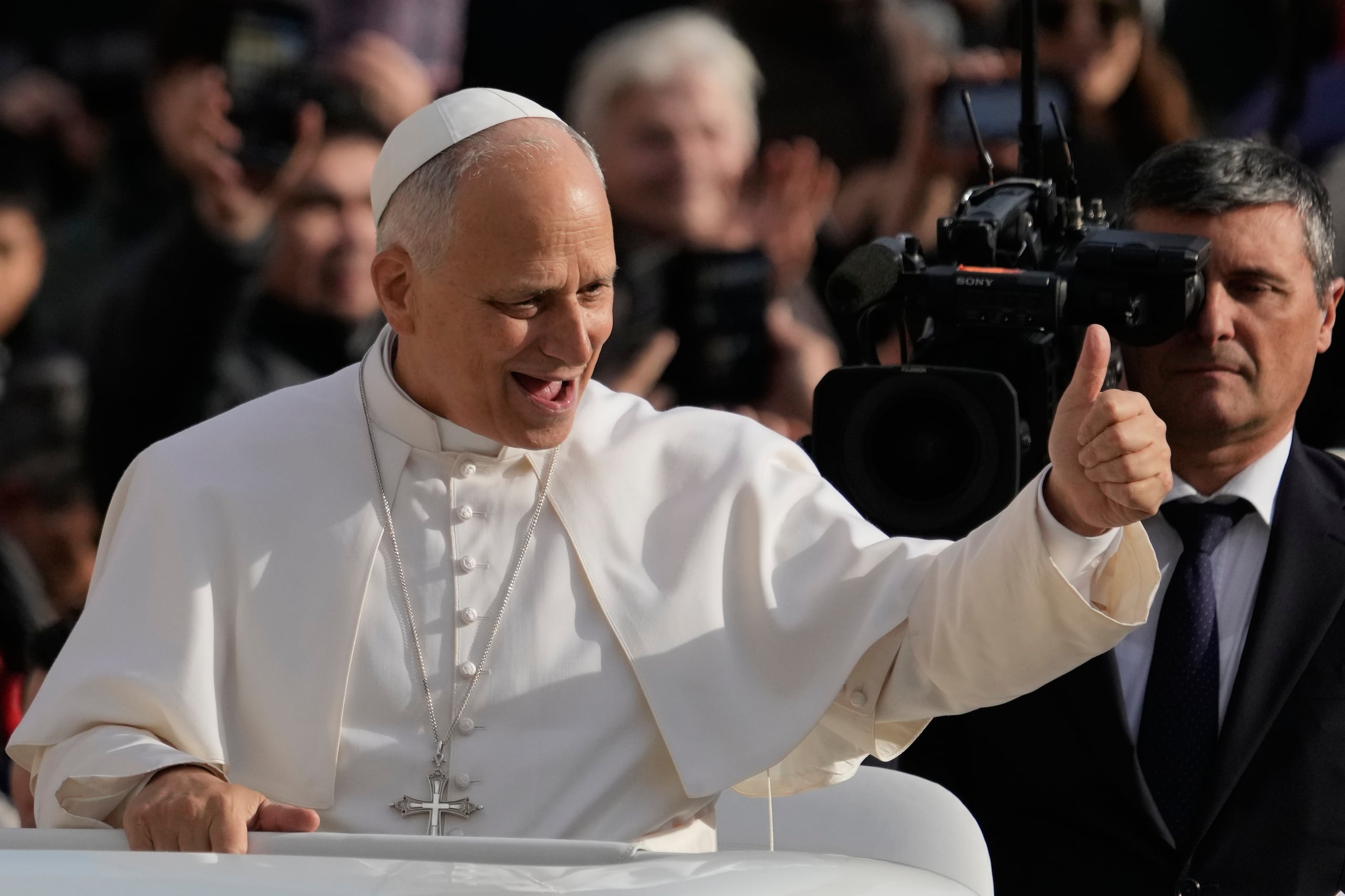 El papa León XIV en la Plaza de San Pedro en la Ciudad del Vaticano