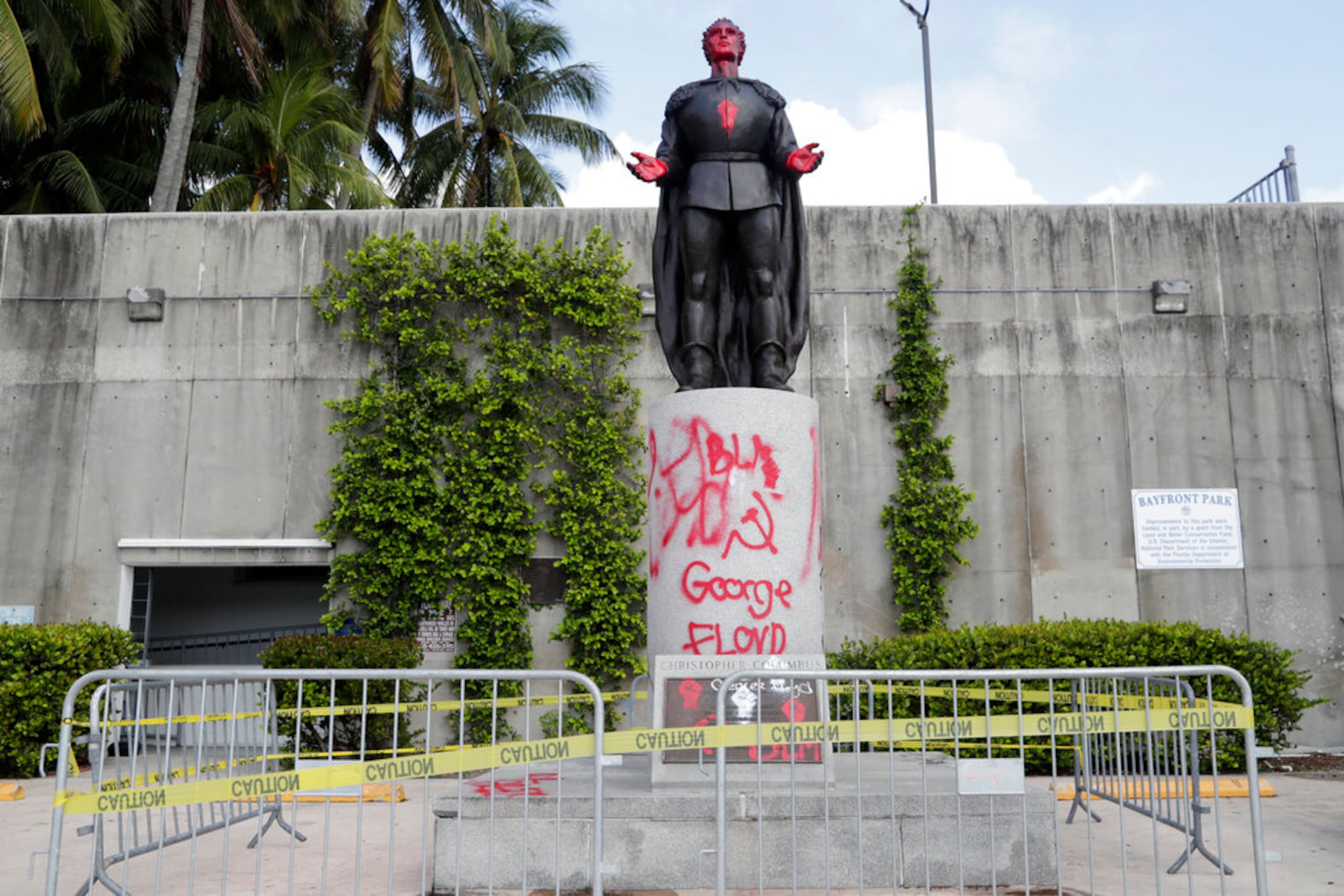 Una estatua de Cristóbal Colón vandalizada en 2020.