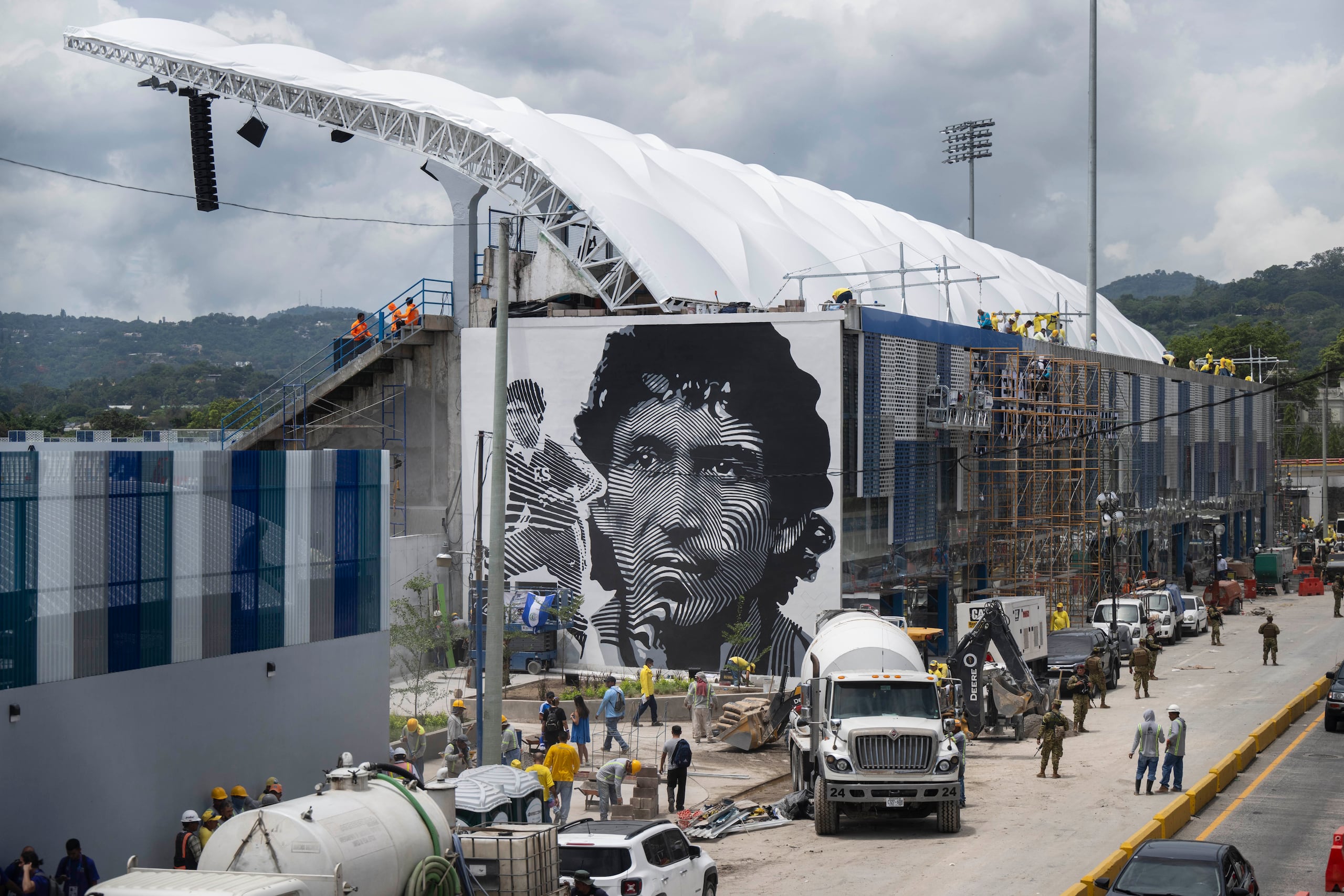 Esta es otra imagen donde se muestran trabajadores frente al estadio Jorge "El Mágico" González.