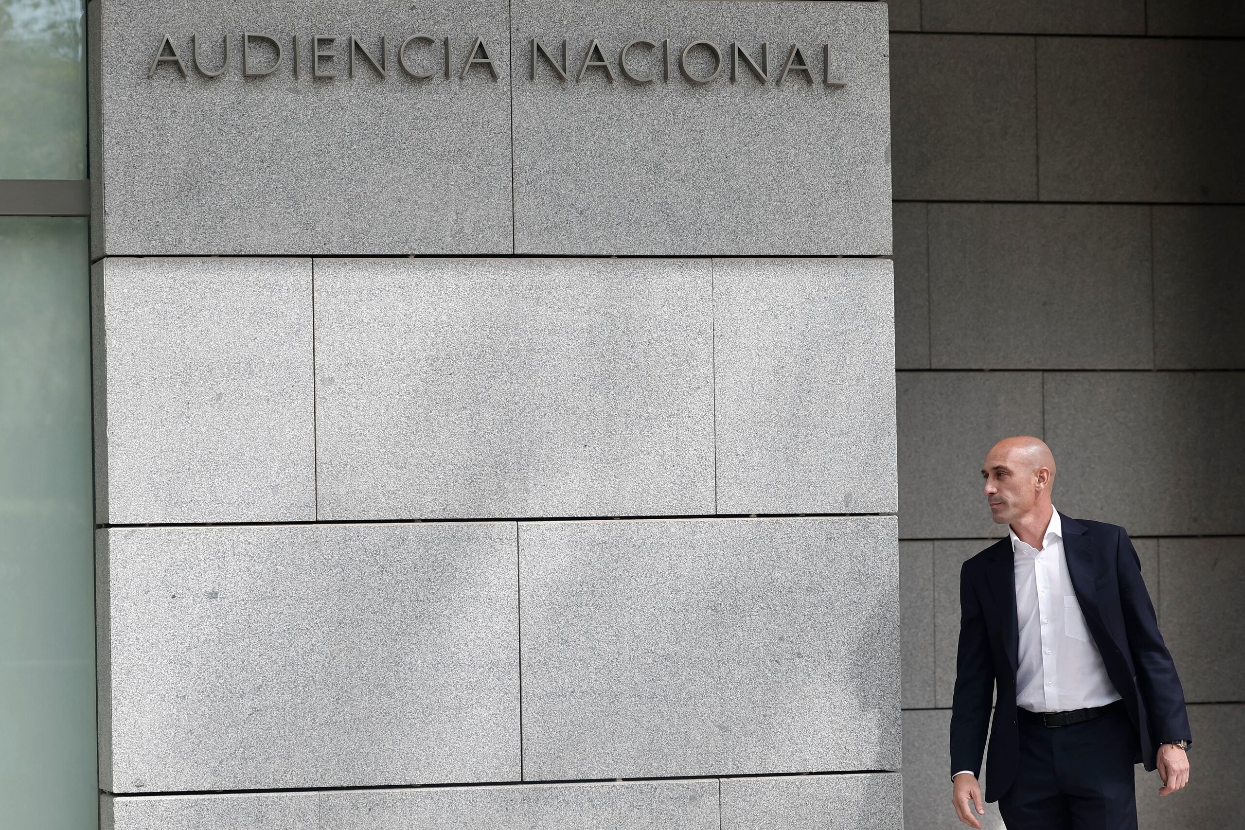 El expresidente de la Real Federación Española de Fútbol (RFEF) Luis Rubiales, tras declarar este viernes. (EFE/ Sergio Pérez)