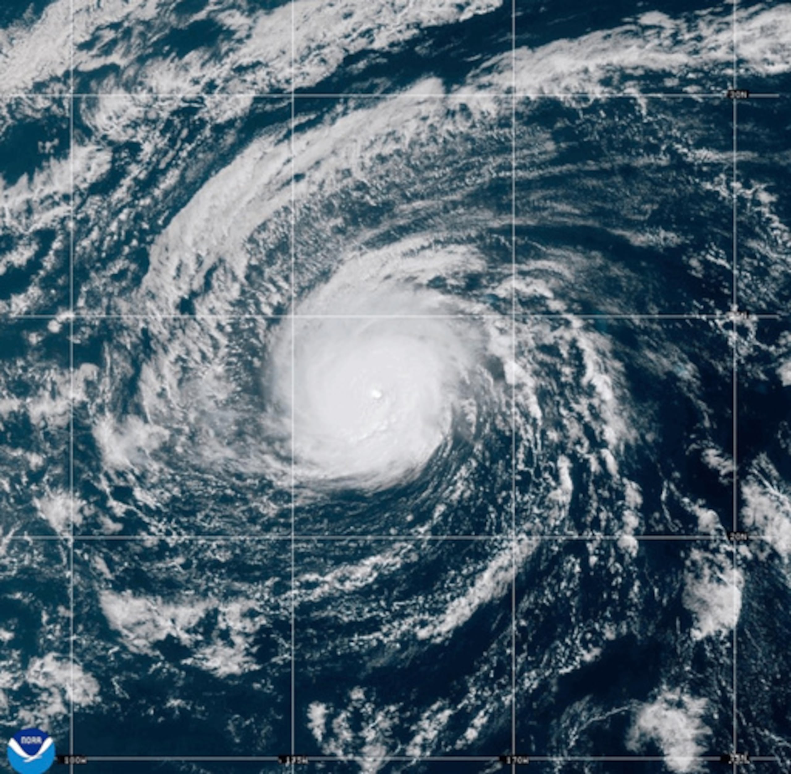 Esta imagen de satélite de la Administración Nacional Oceánica y Atmosférica muestra el huracán Nolo en el océano Pacífico, al oeste de Hawái, el sábado 3 de octubre de 2026. (Administración Nacional Oceánica y Atmosférica a través de AP)