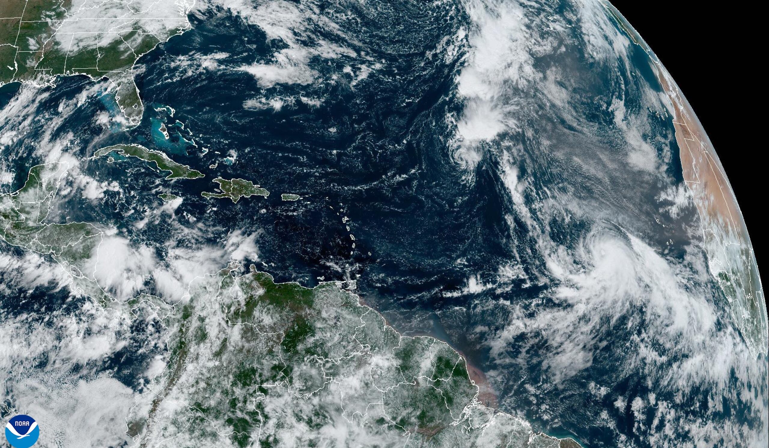 Fotografía satelital cedida el 30 de septiembre de 2024 por la Oficina Nacional de Administración Oceánica y Atmosférica (NOAA) a través del Centro Nacional de Huracanes (NHC) estadounidense donde se muestra la localización de la tormenta tropical Kirk (abajo) en el Atlántico. EFE/ Noaa-nhc