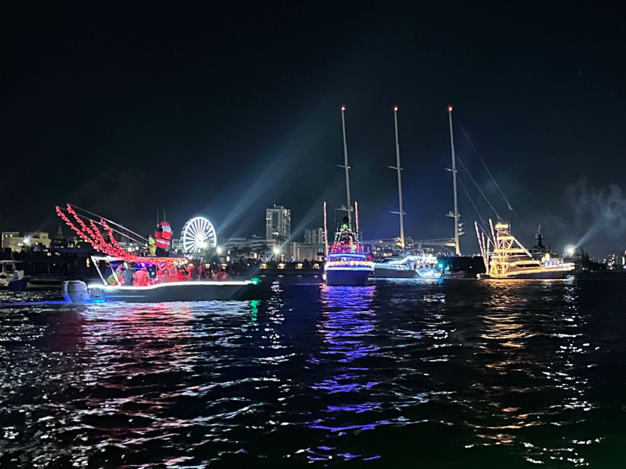 Unas 28 embarcaciones participaron del San Juan Christmas Boat Parade.