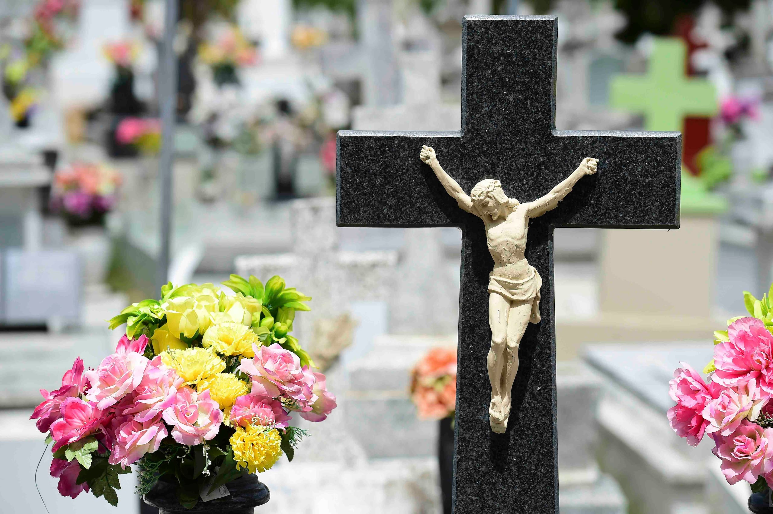 También causaron daños a varias cruces de cemento que estaban ubicadas al lado de la mencionada fosa.