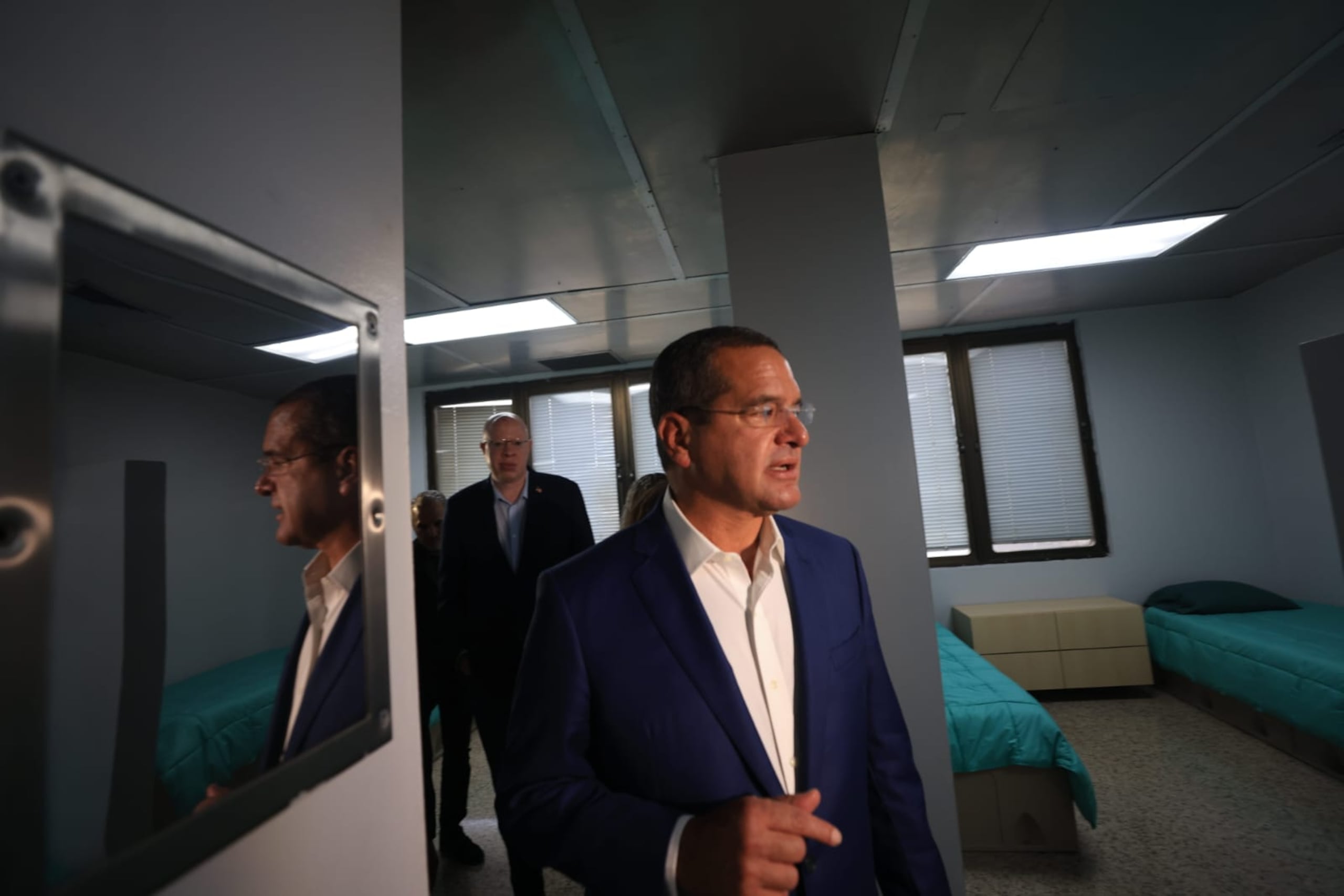 El gobernador Pedro Pierluisi exhortó a los profesionales de la salud cesanteados a solicitar empleo en el Hospital Universitario Doctor Ramón Ruiz Arnau (HURRA) en Bayamón.