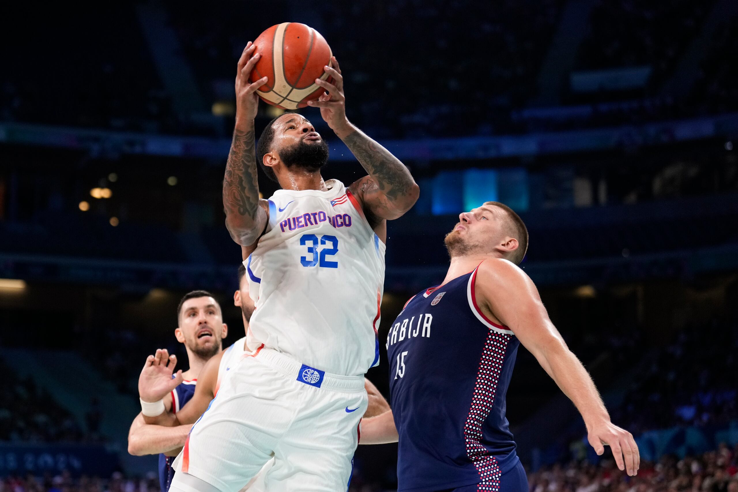 Chris Ortiz intenta marcar dos puntos frente a Nikola Jokic.