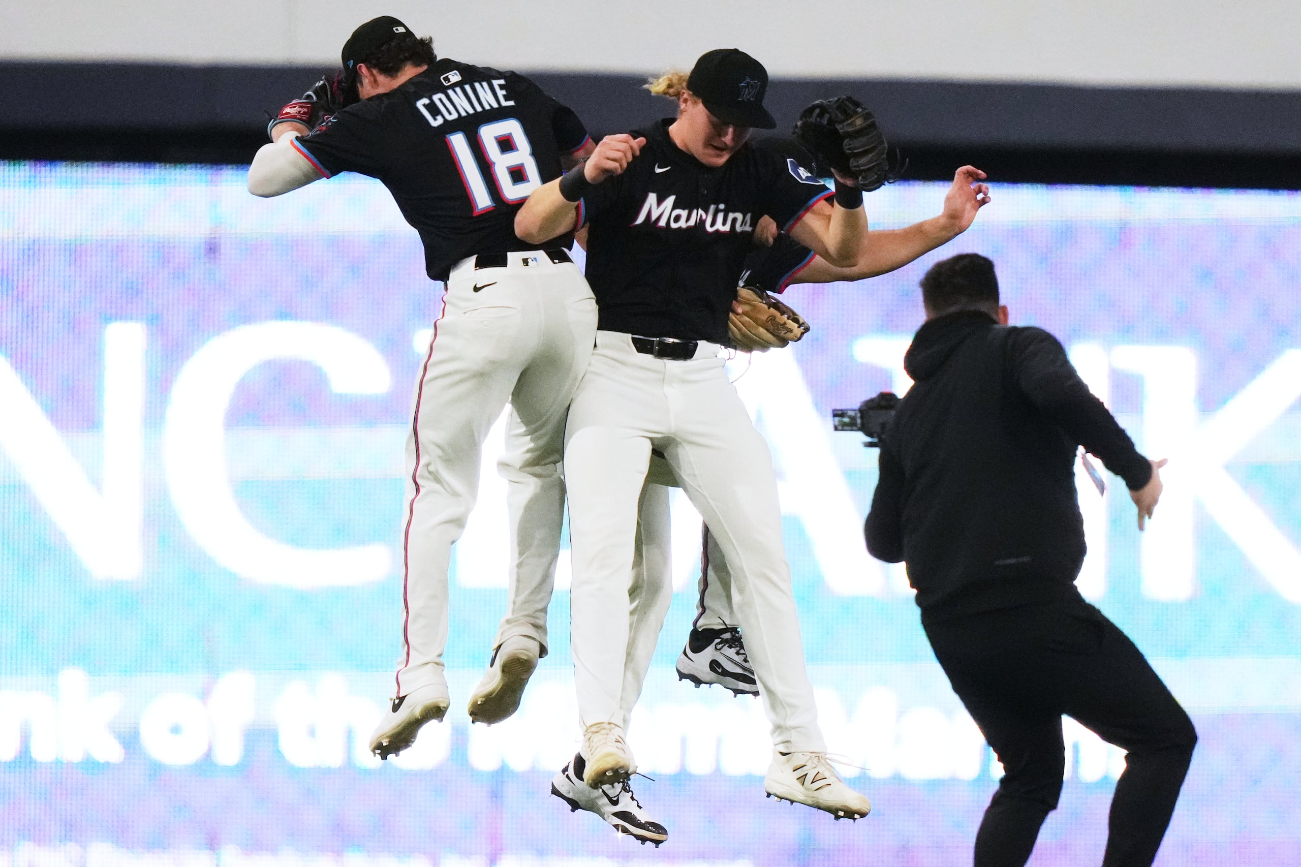 Griffin Conine (18) y Joey Wiemer, al centro, celebran la victoria de los Marlins sobre los Mets.