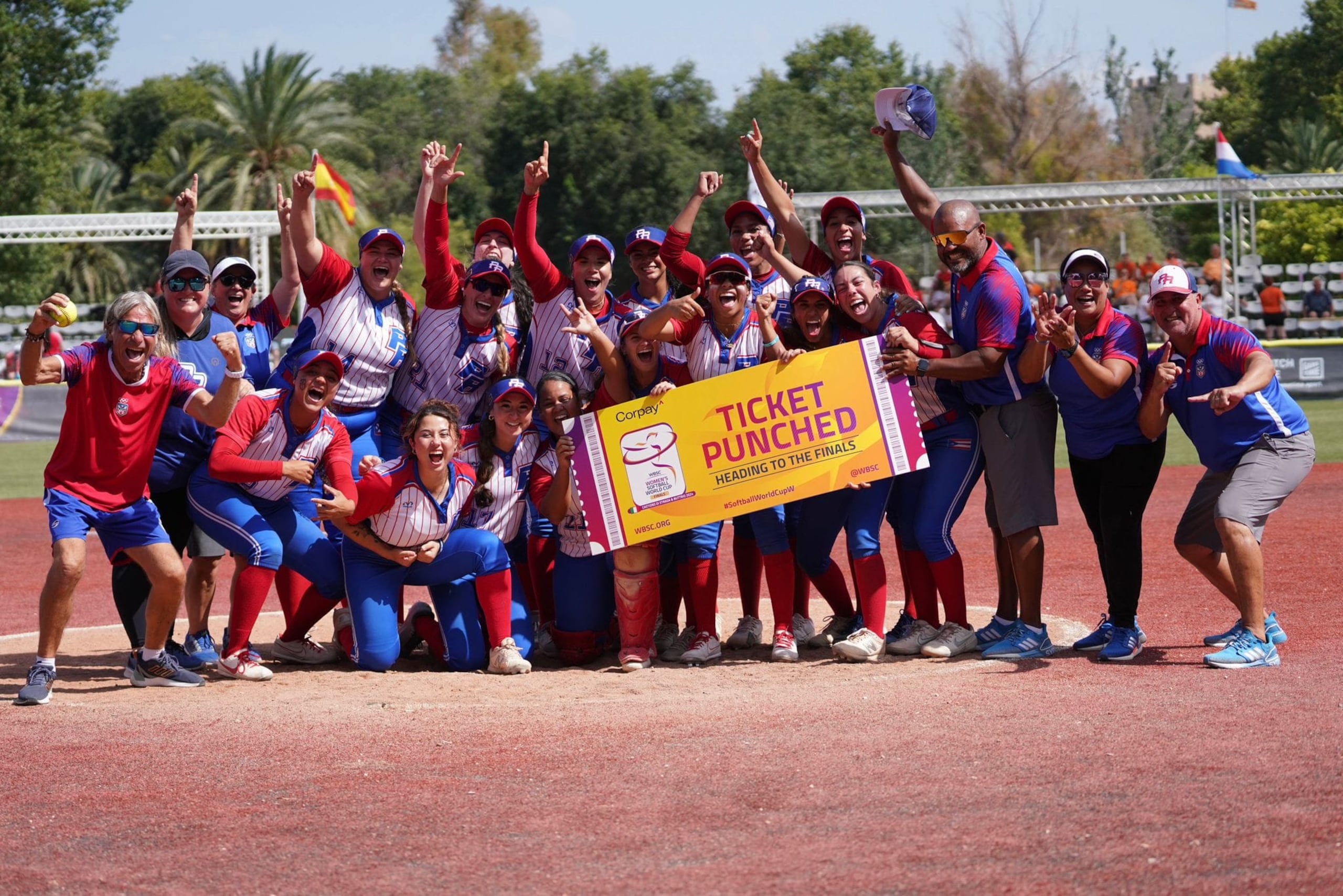 Las integrantes de la Selección Nacional de Sóftbol celebran su boleto al Mundial del 2024.