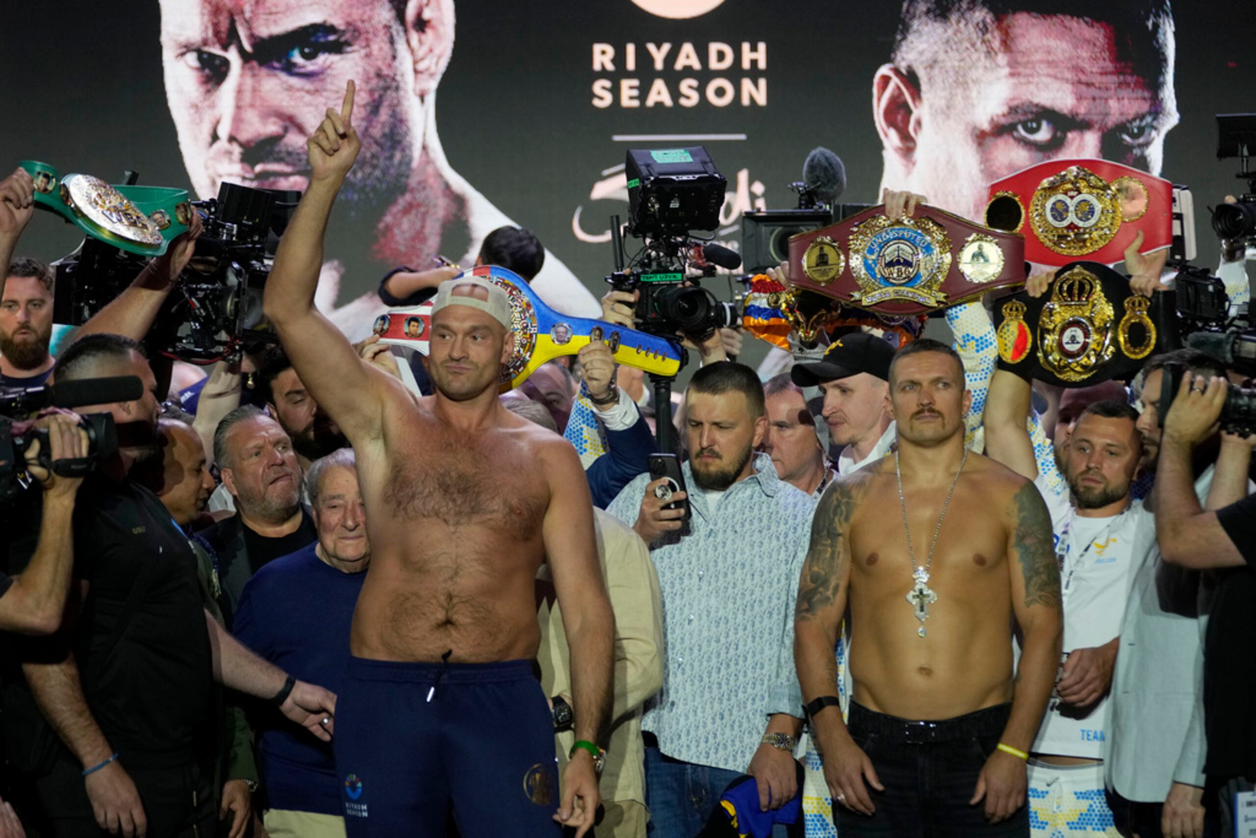 Los ojos del mundo estarán sobre Tyson Fury (izquierda) y Oleksandr Usyk.